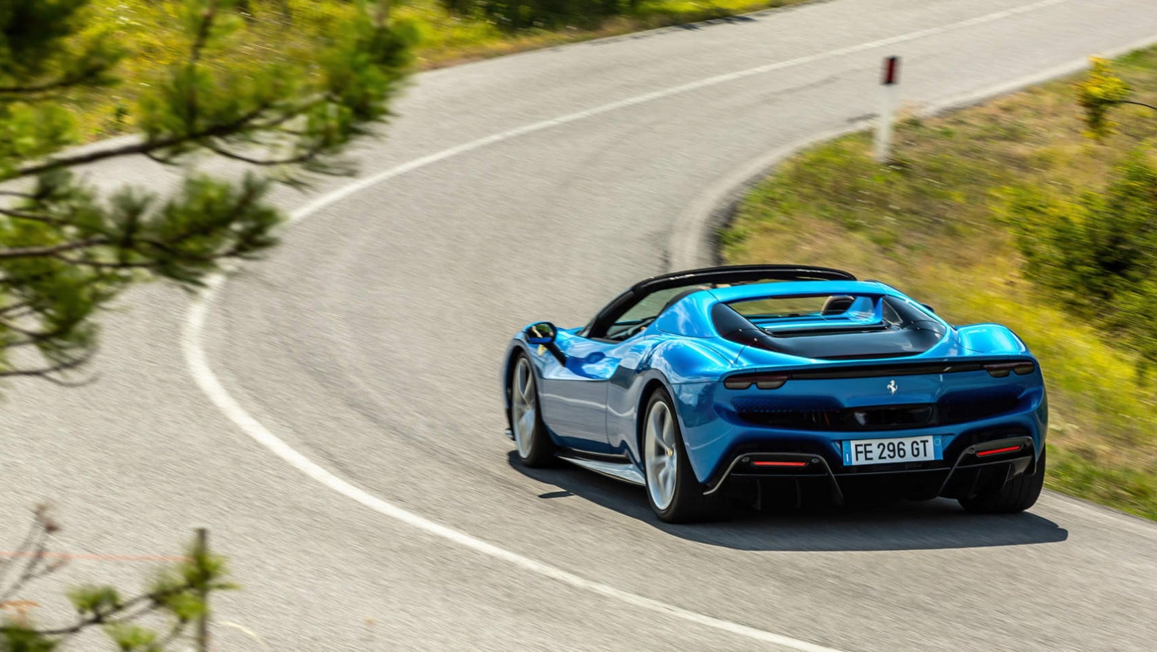 Ferrari 296 GTS - na ulicy