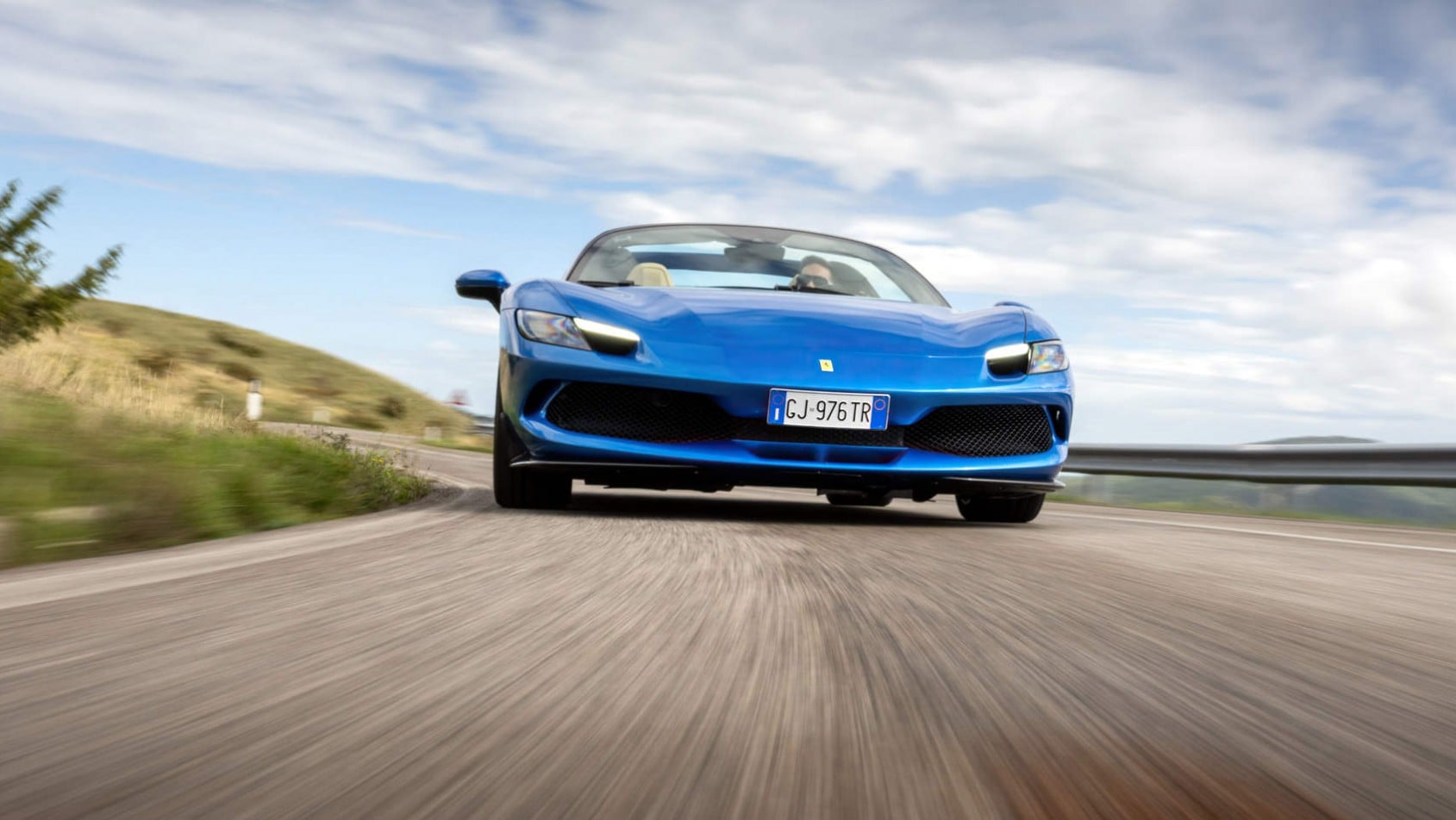 Ferrari 296 GTS - dynamiczne ujęcie - przód auta