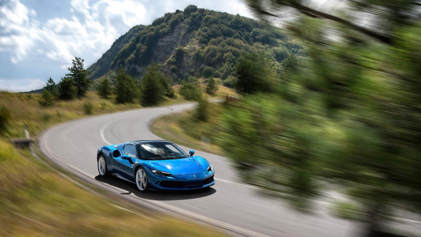 Ferrari 296 GTS - dynamiczne ujęcie