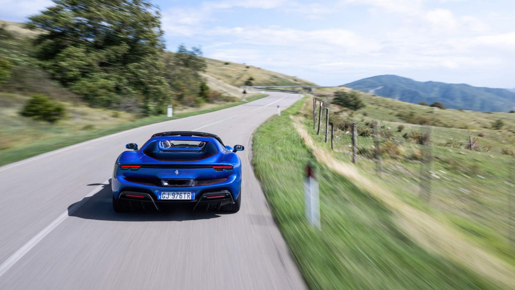 Ferrari 296 GTS na tle krajobrazu