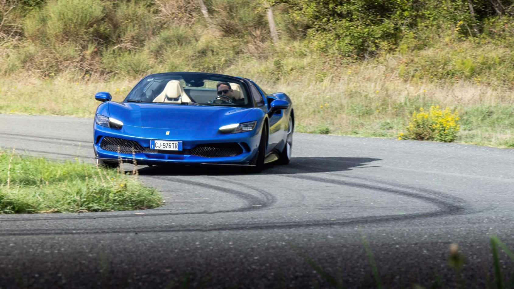 Ferrari 296 GTS - w kontrolowanym poślizgu