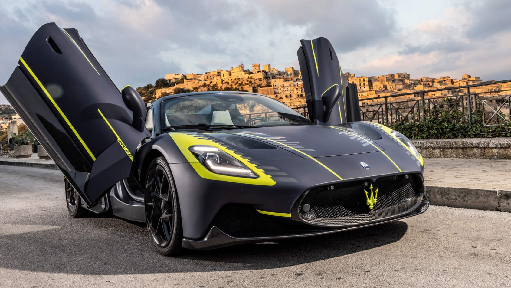 Maserati MC20 Cielo z otwartymi drzwiami