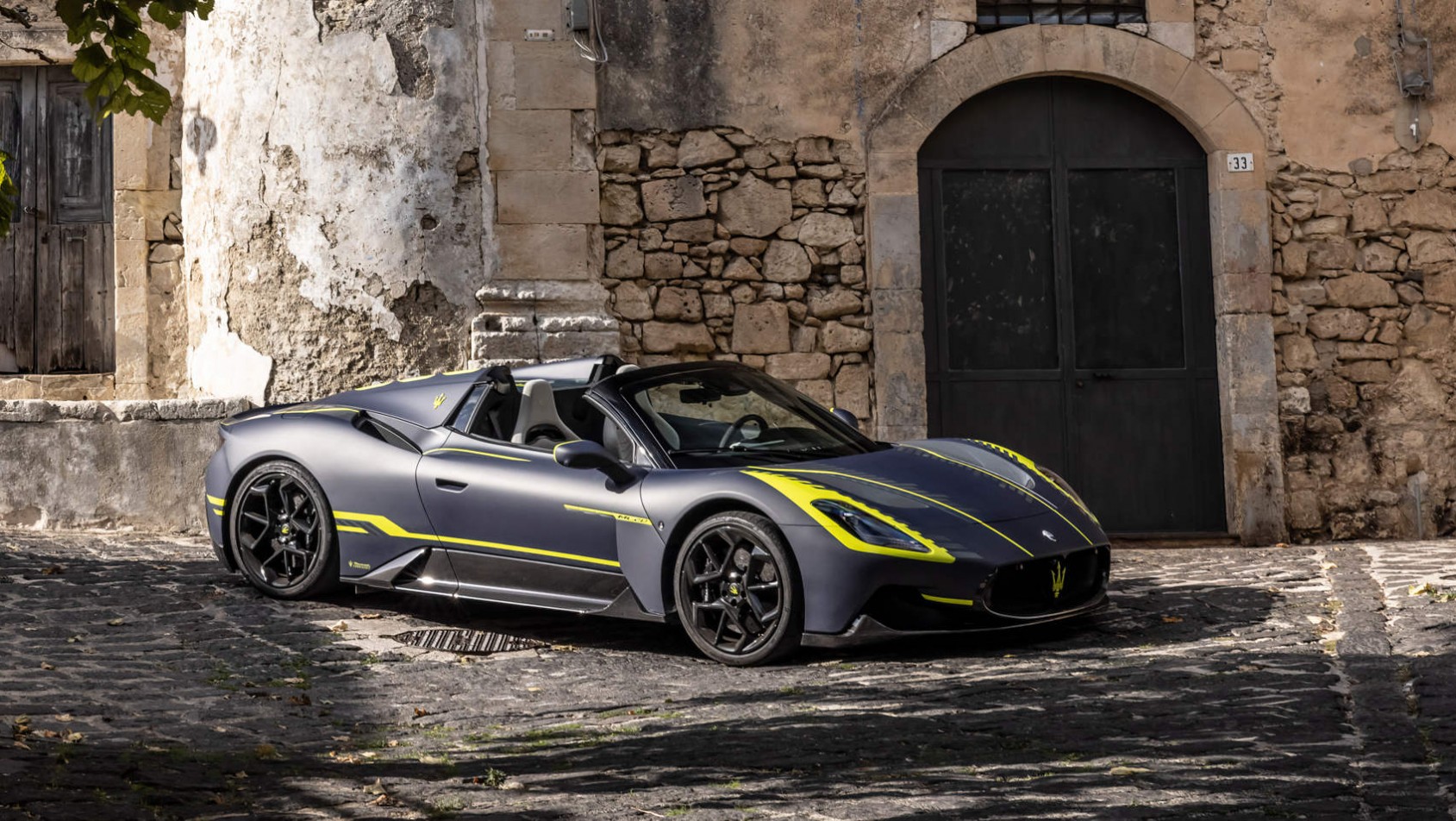 Maserati MC20 Cielona tle sycylijskich kamienic