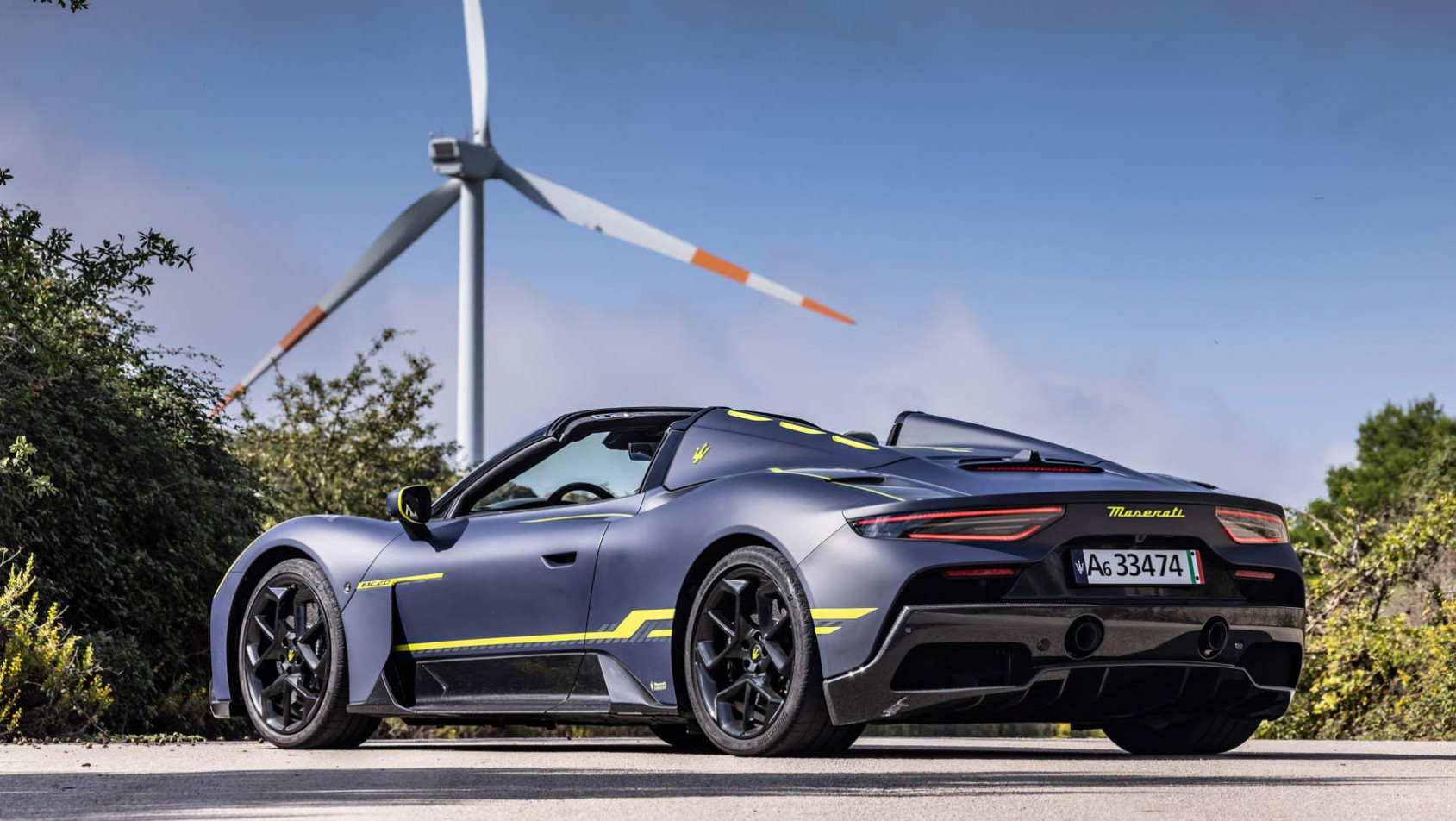 Maserati MC20 Cielo na tle wiatraka