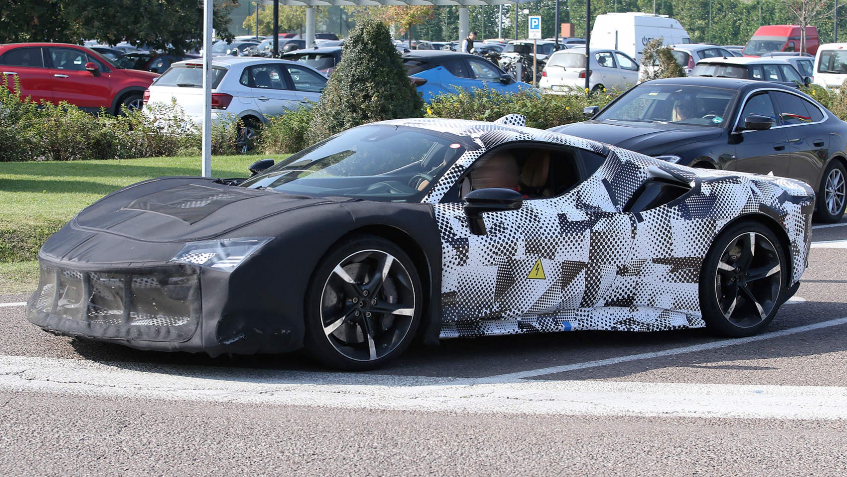 Ferrari SF90 Stradale Ferrari SF90 Stradale - bardziej agresywne progi