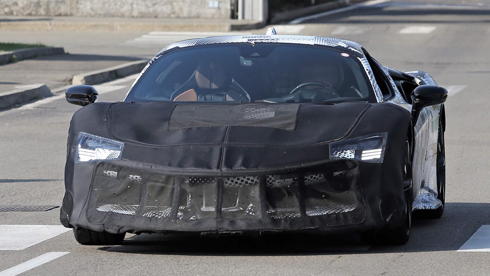 Ferrari SF90 Stradale Ferrari SF90 Stradale - większe wloty powietrza