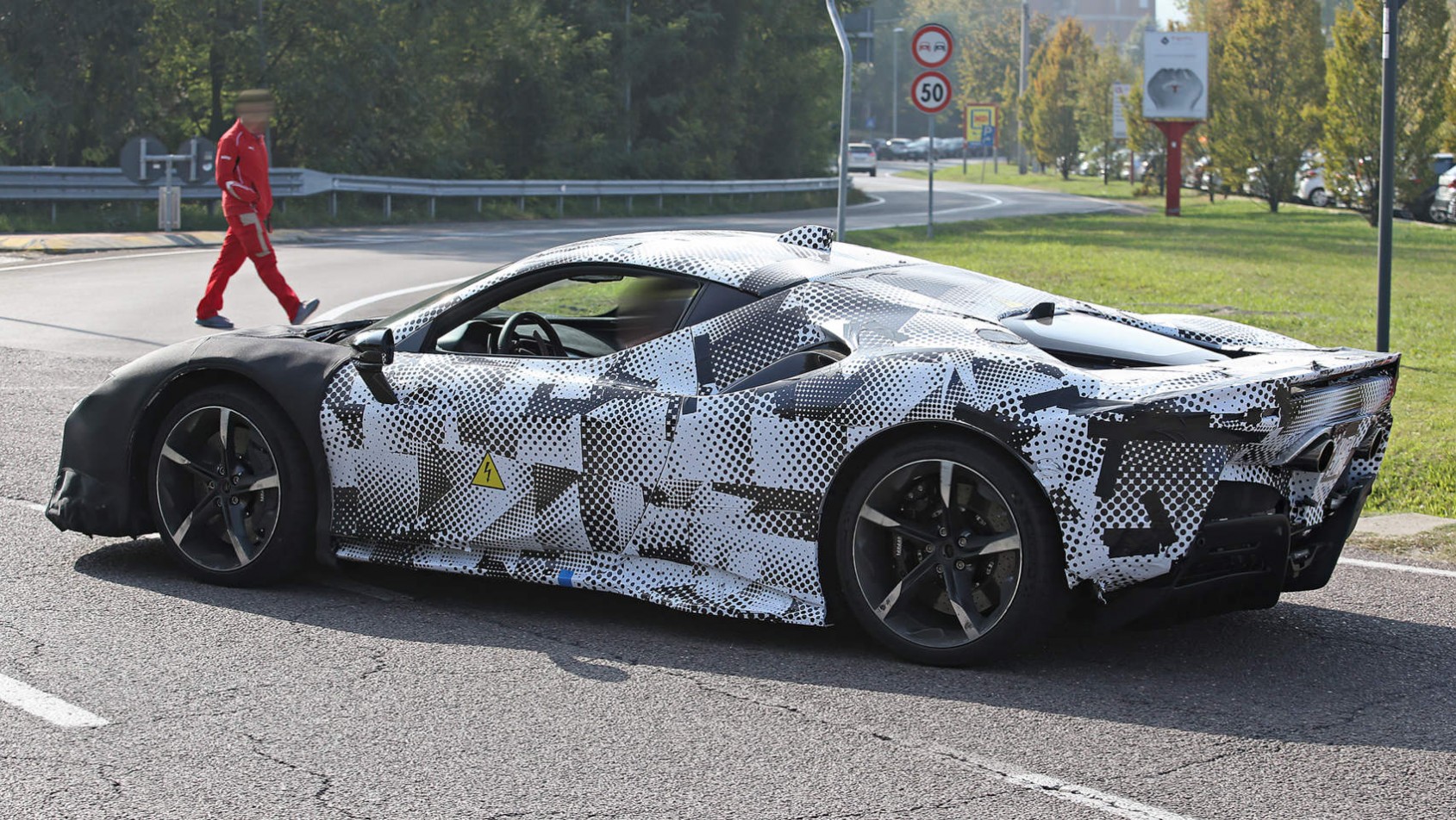 Ferrari SF90 Stradale Ferrari SF90 Stradale - widok z boku