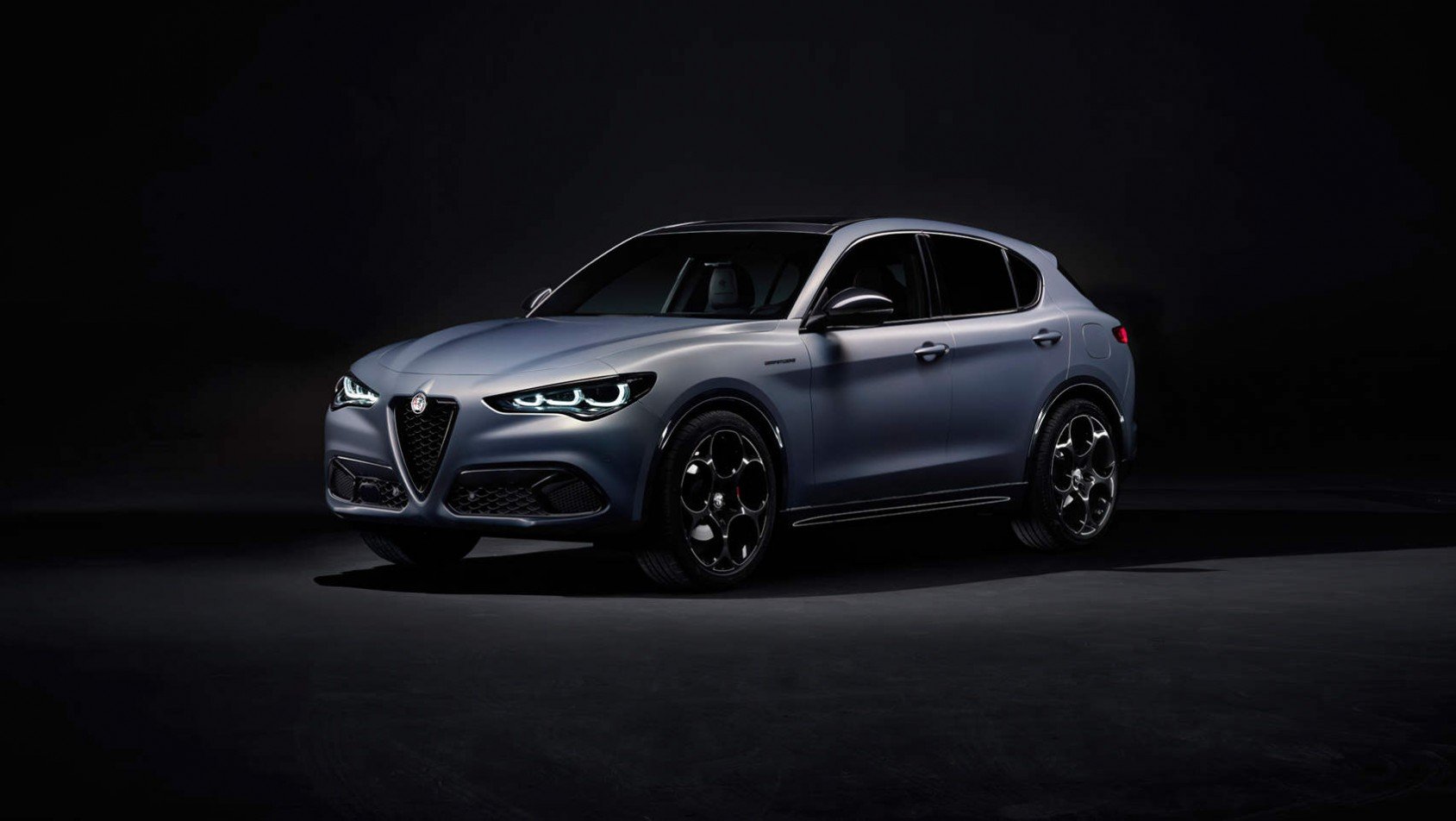 Alfa Romeo Stelvio - z boku