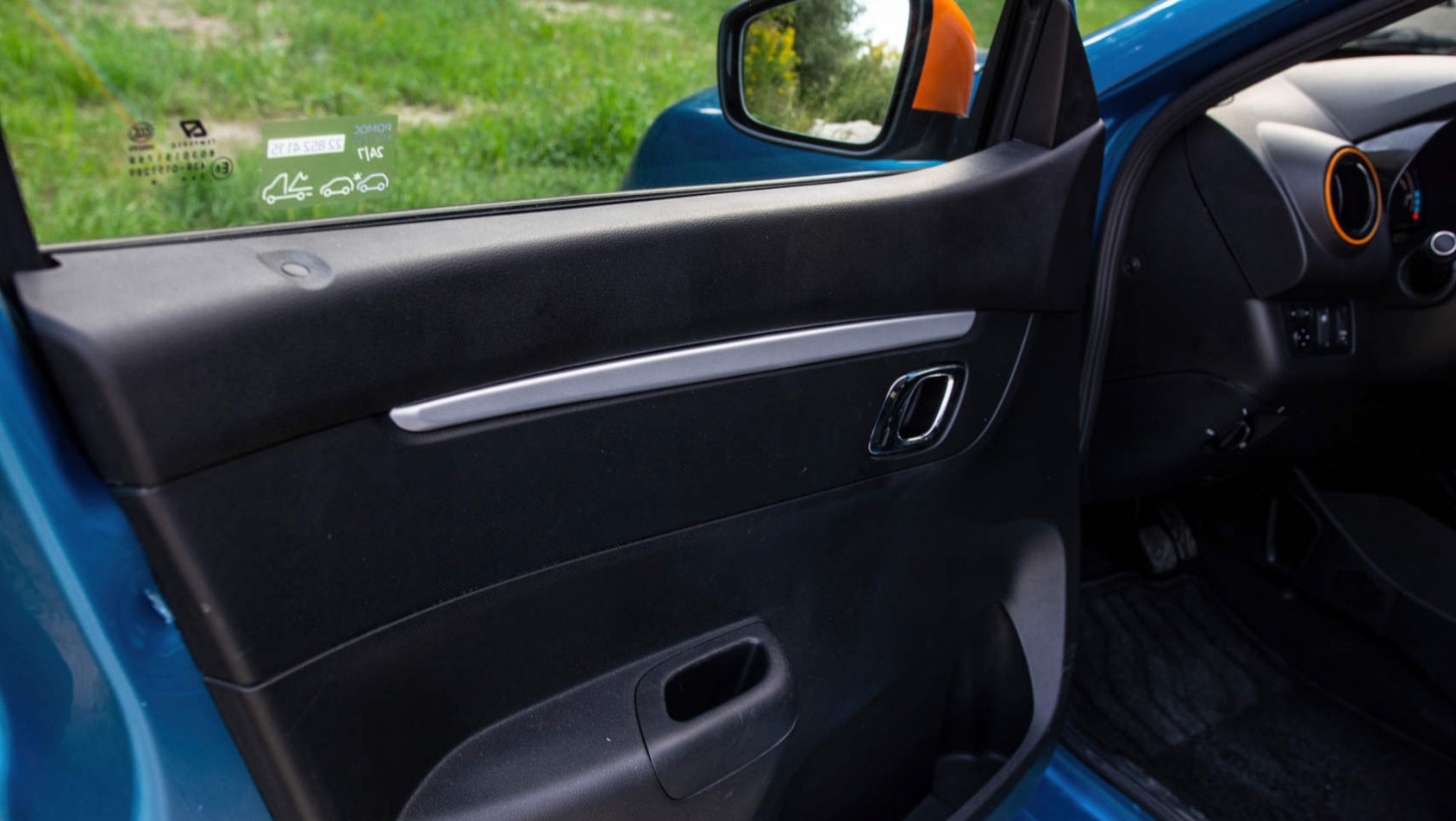 Dacia Spring - drzwi z cupholderami