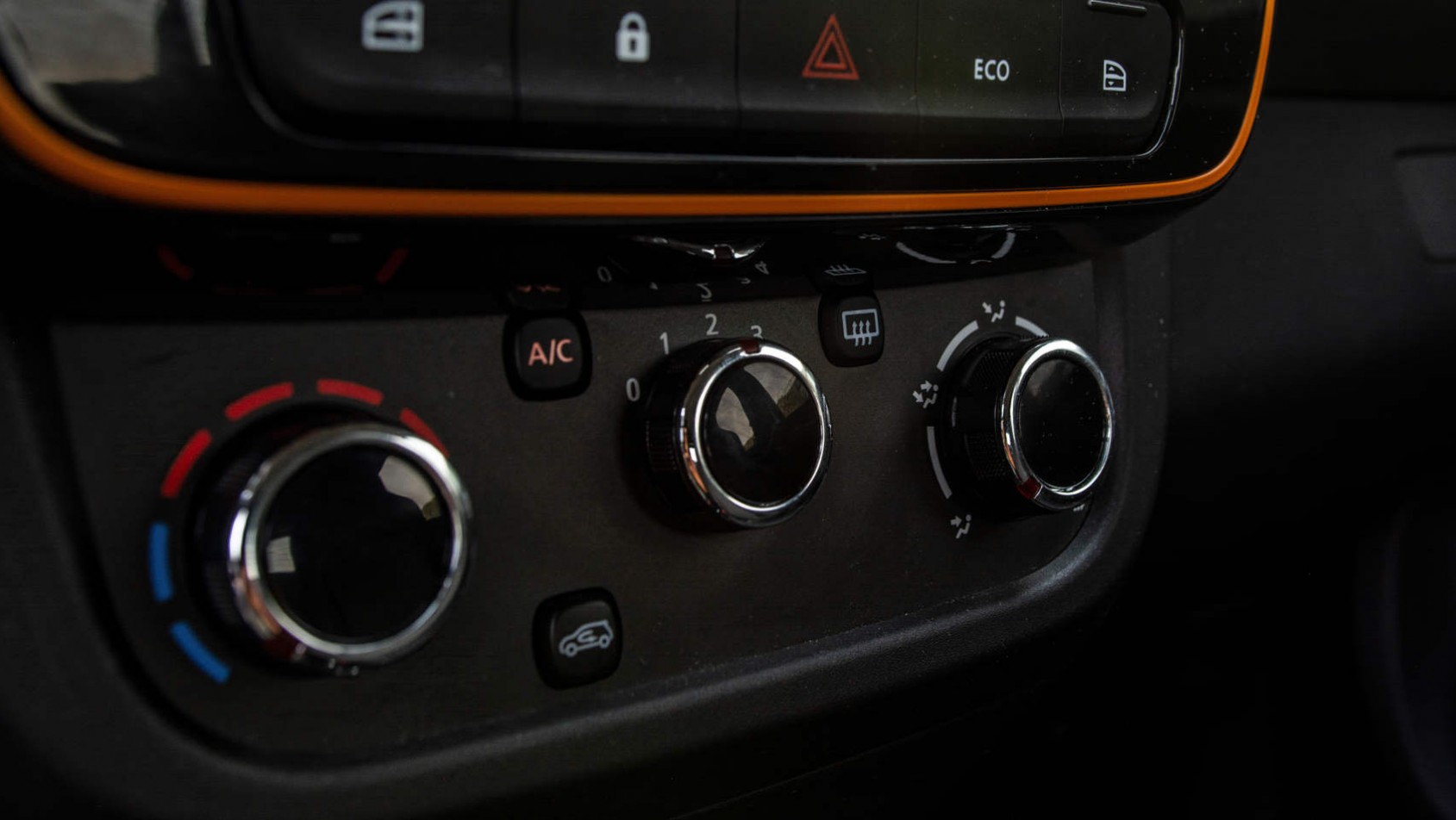 Dacia Spring - manualna klimatyzacja