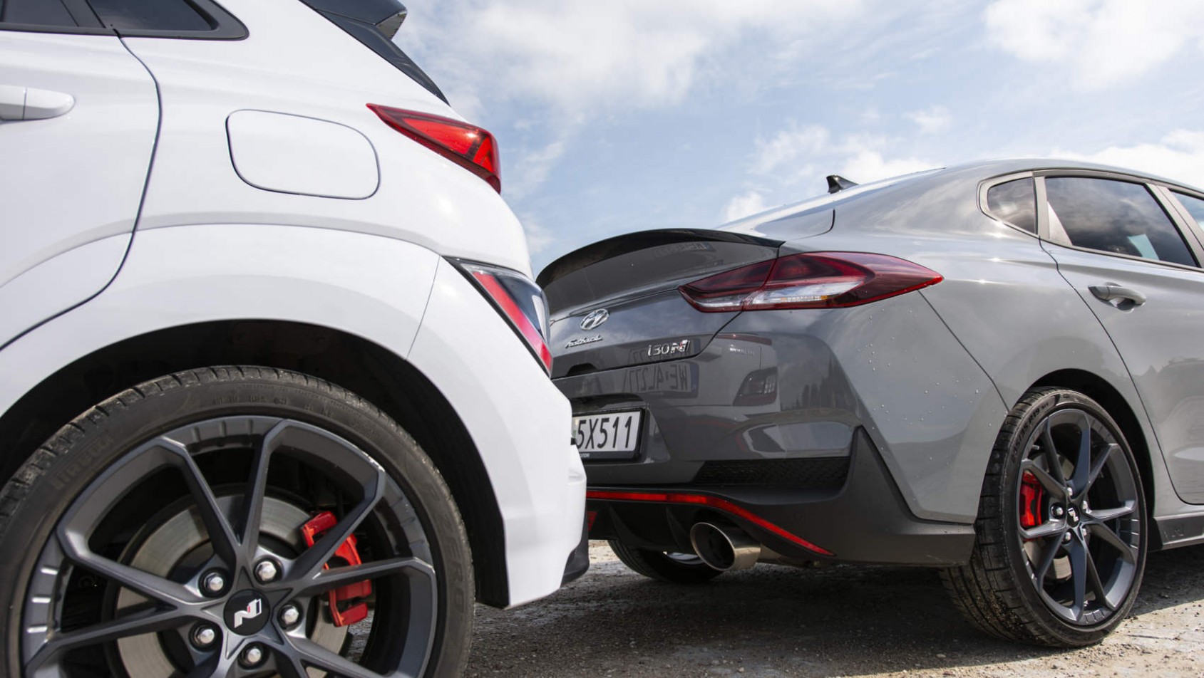 Hyundai i30N Fastback i Kona N - zbliżenie na tył aut
