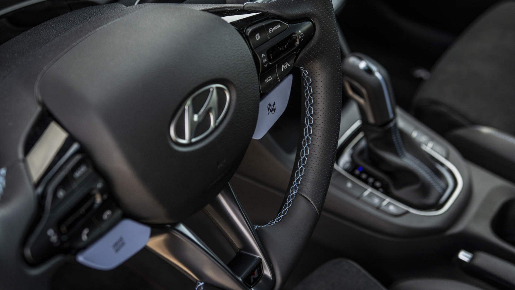 Hyundai i30N Fastback - przyciski na kierownicy