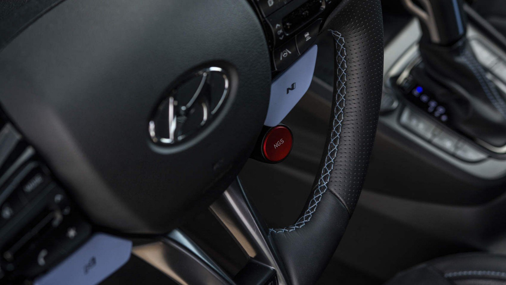 Hyundai Kona N - przyciski na kierownicy