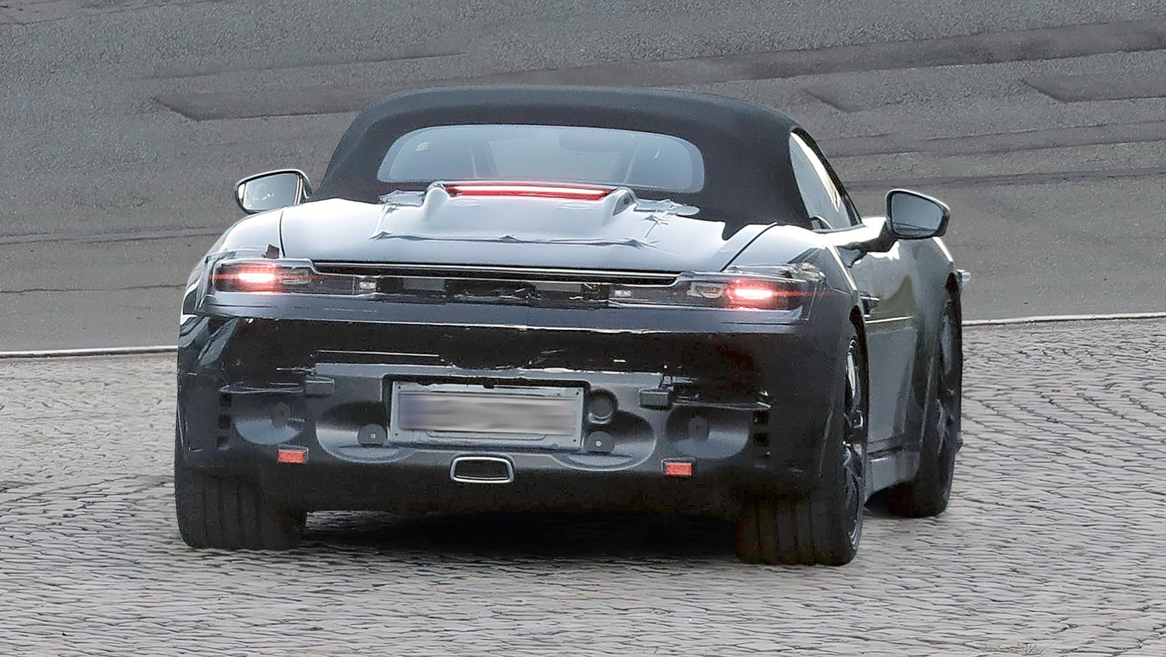 Porsche 718 Boxter/Cayman Elektryczny Porsche 718 z boku podczas jazdy na torze
