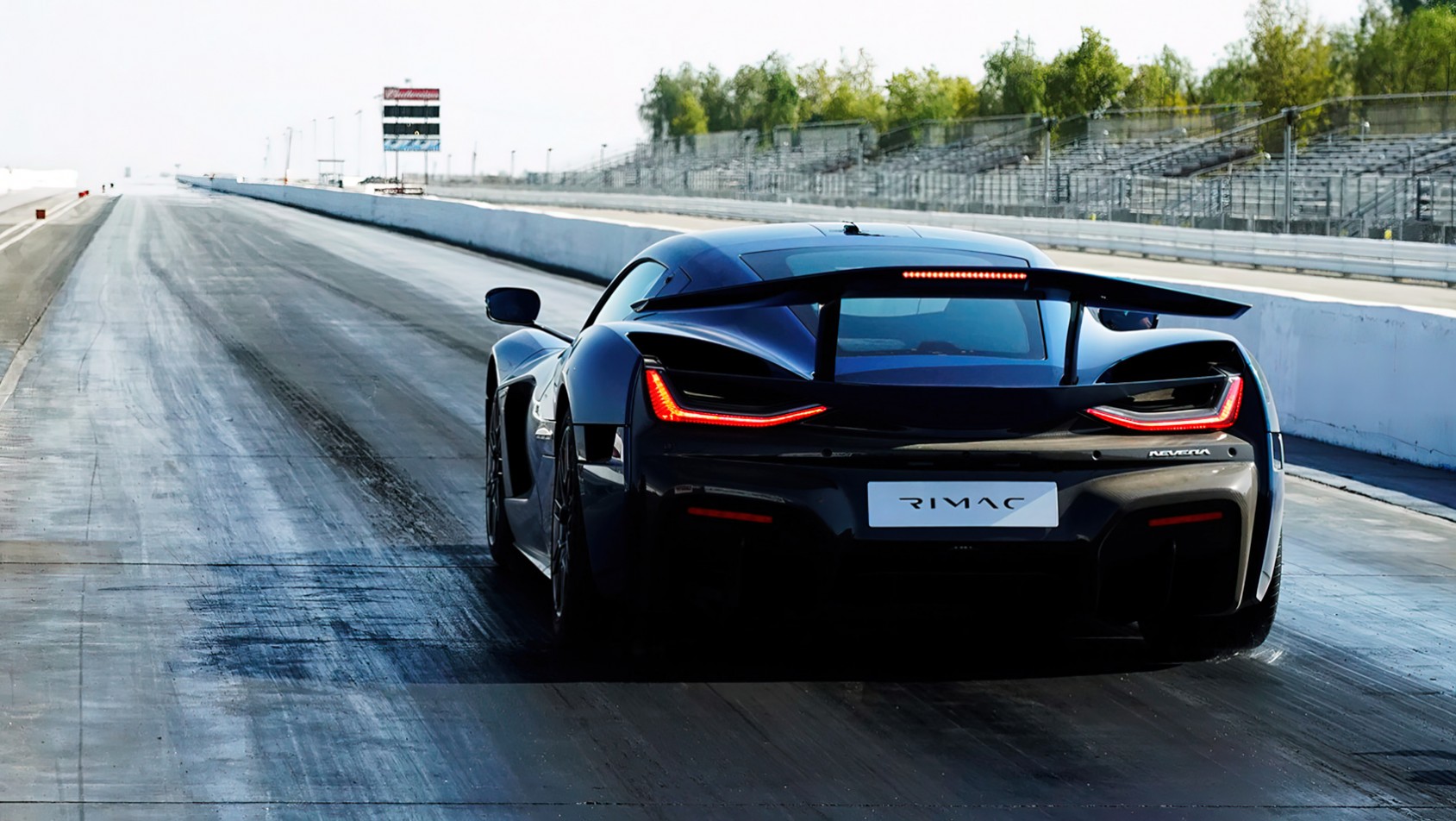 Rimac Nevera sylwetka z tyłu