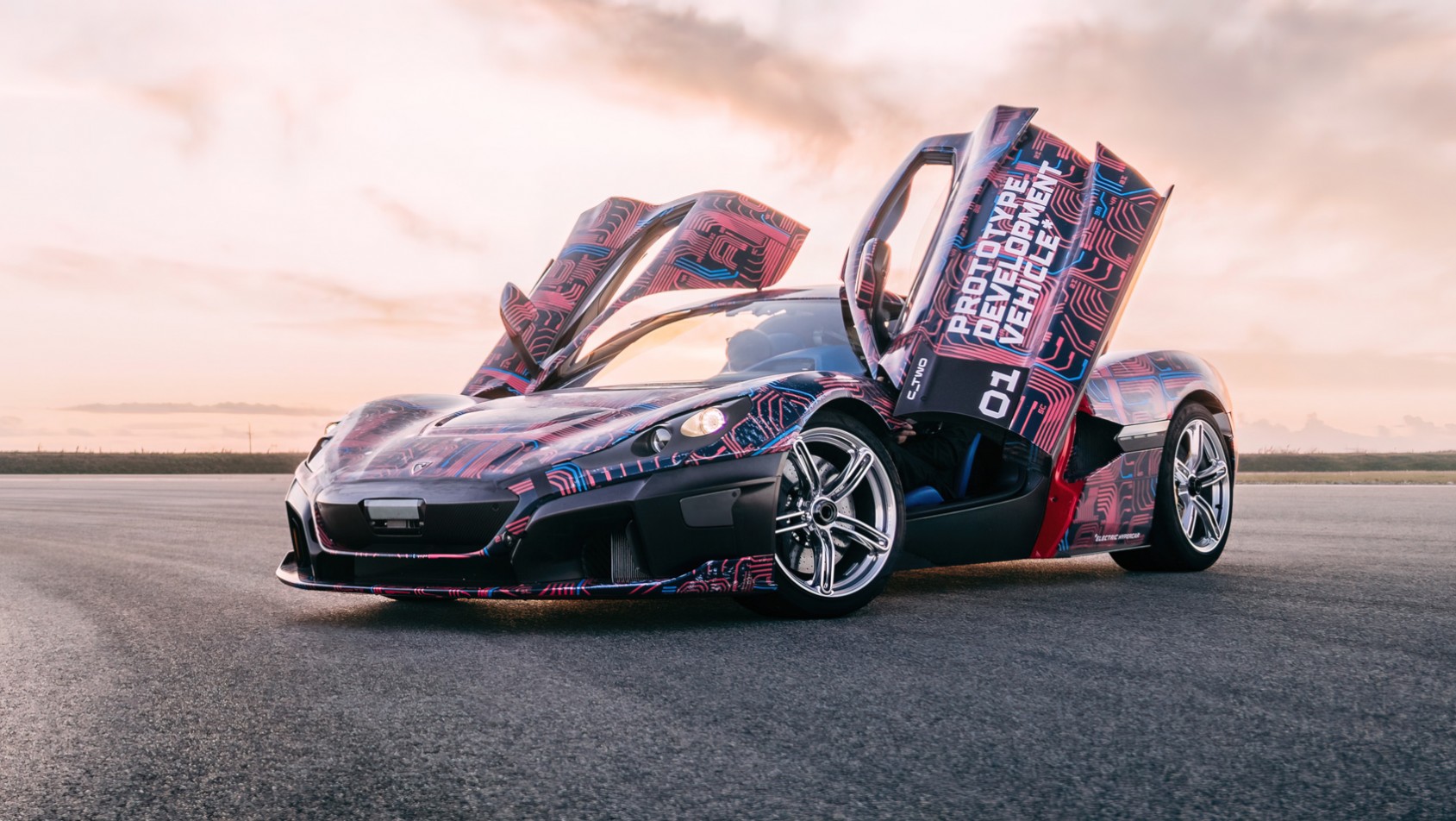 Rimac Nevera sylwetka z przodu