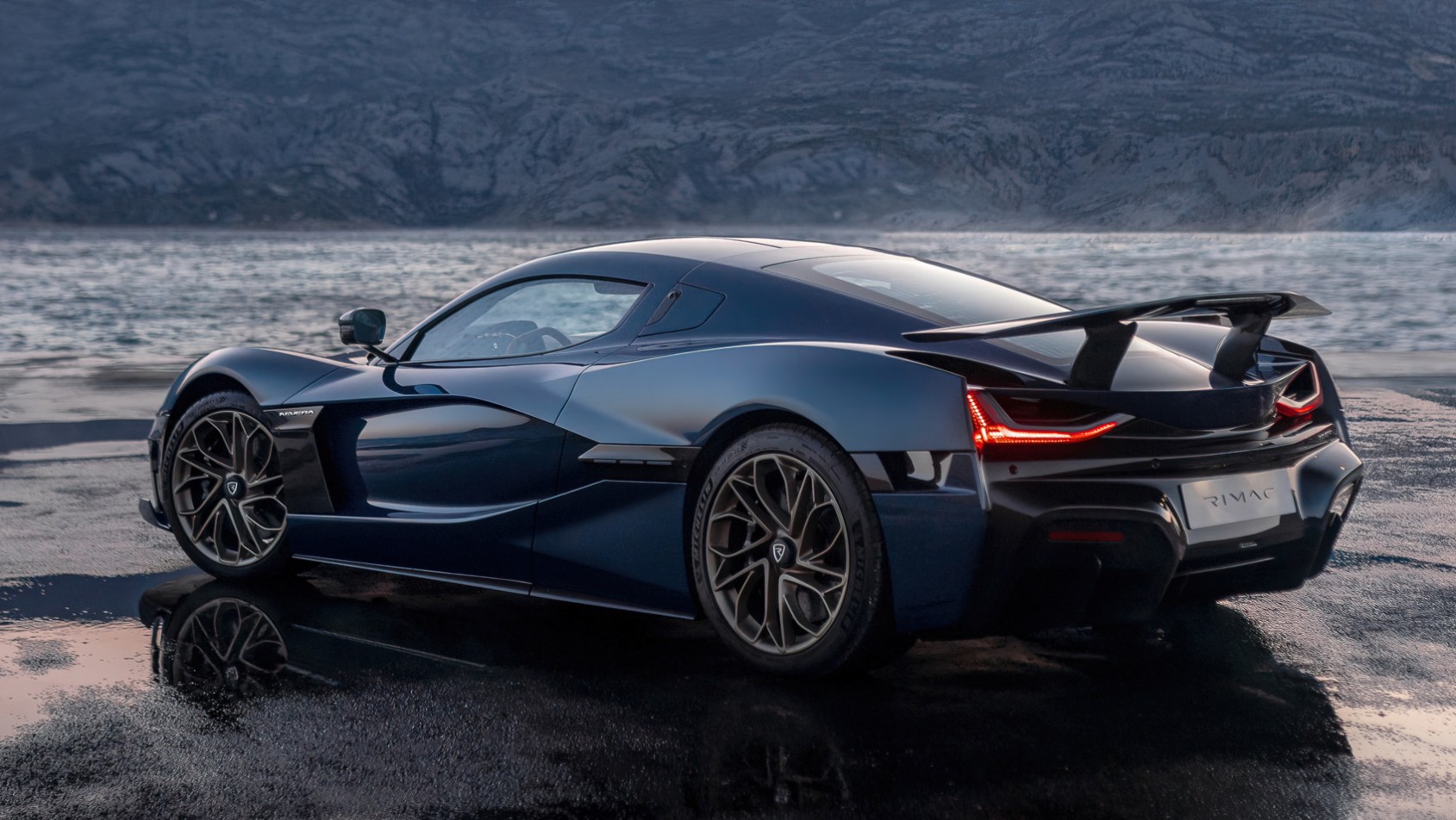 Rimac Nevera sylwetka z boku