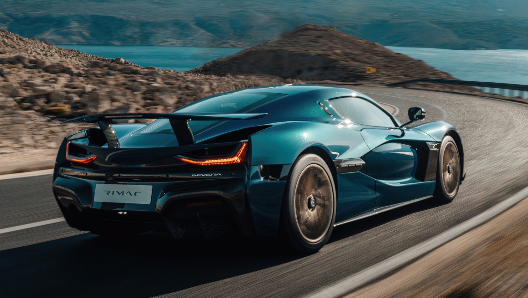 Rimac Nevera przed zakrętem