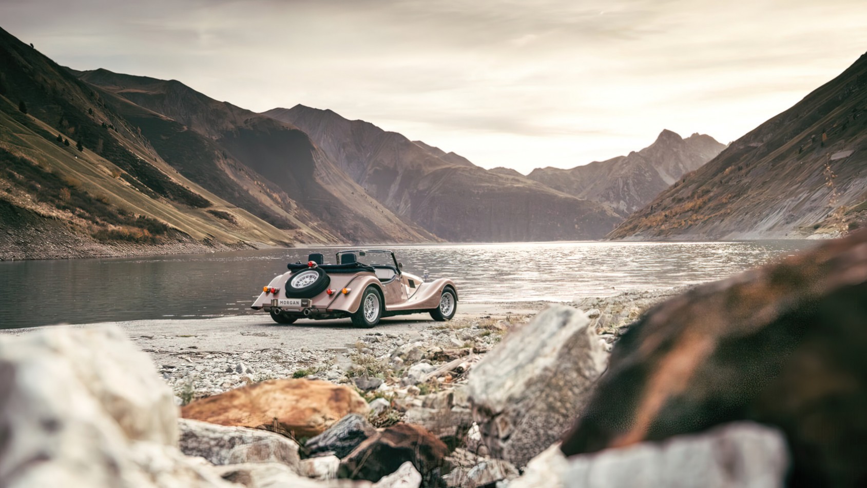 Morgan Plus 4 na tle gór