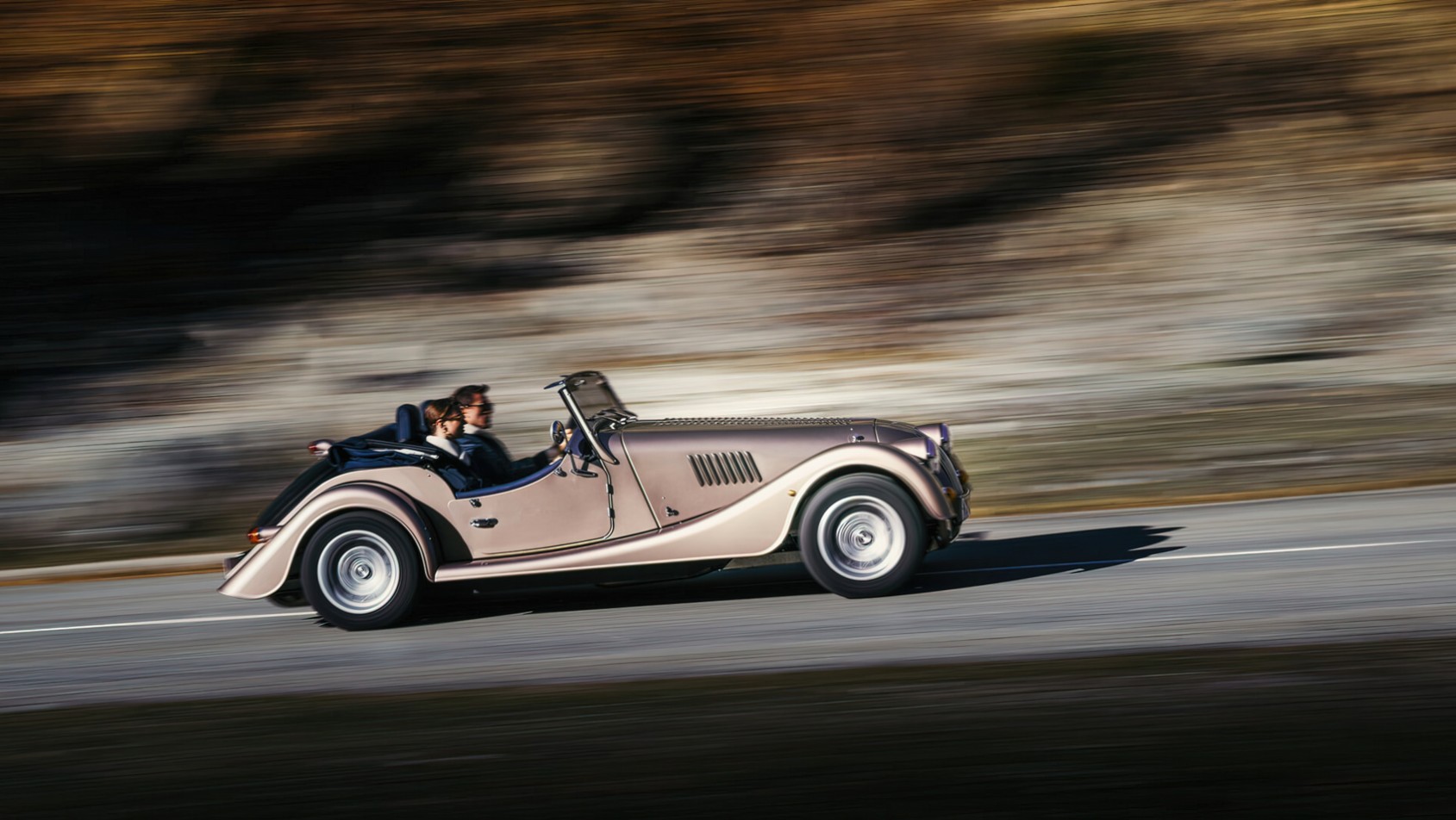 Morgan Plus 4 w czasie jazdy