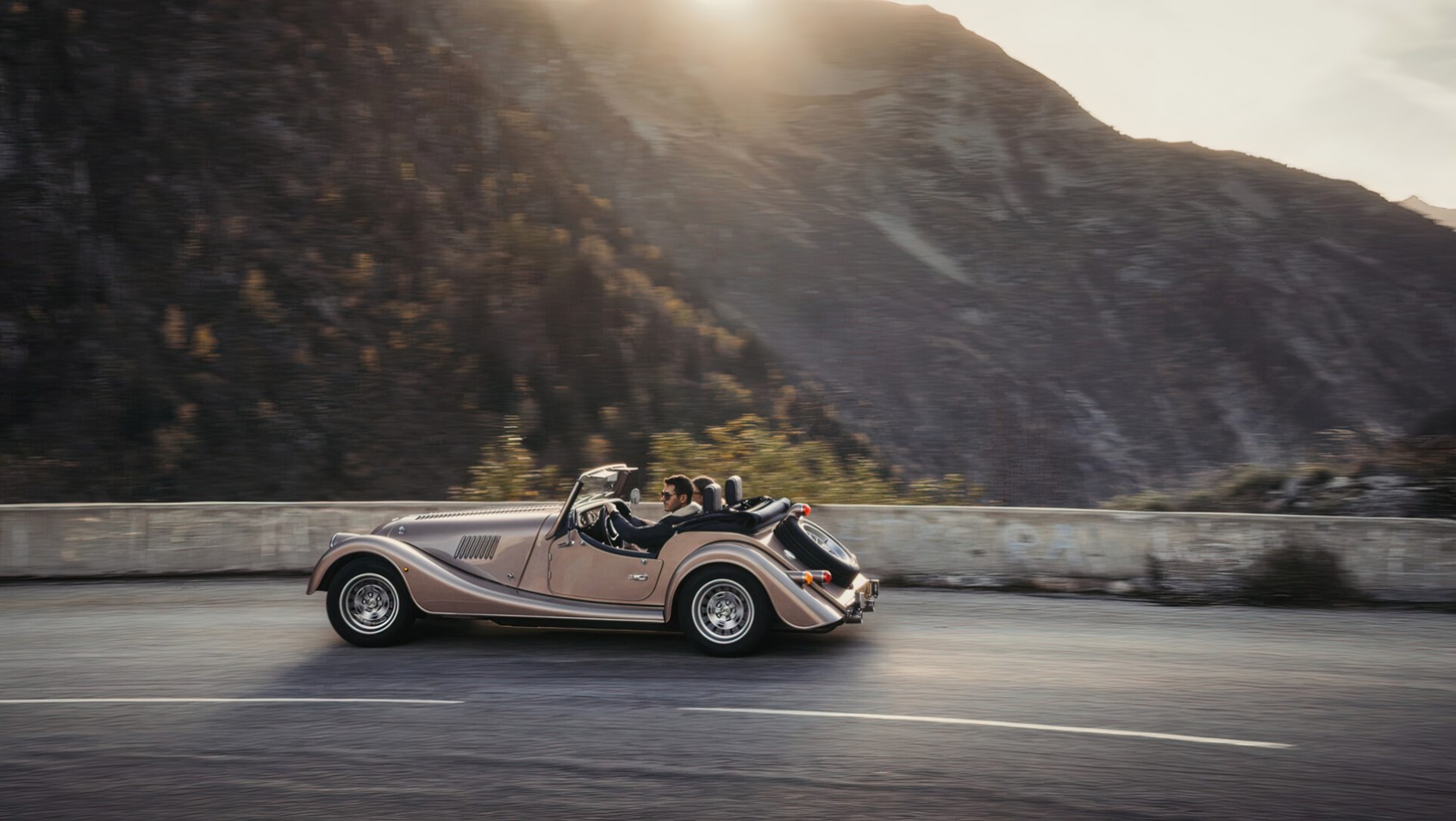 Morgan Plus 4 o zachodzie słońca