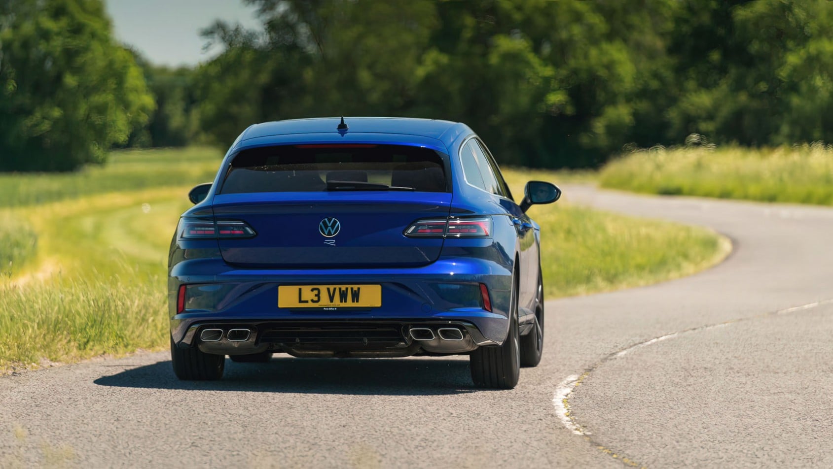 Volkswagen Arteon R sylwetka z tyłu