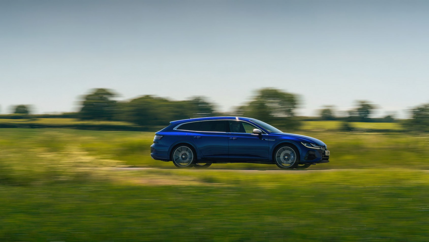 Volkswagen Arteon R sylwetka z boku