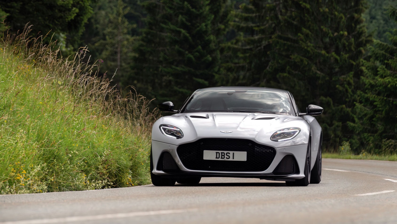 Aston Martin DBS za zakrętem