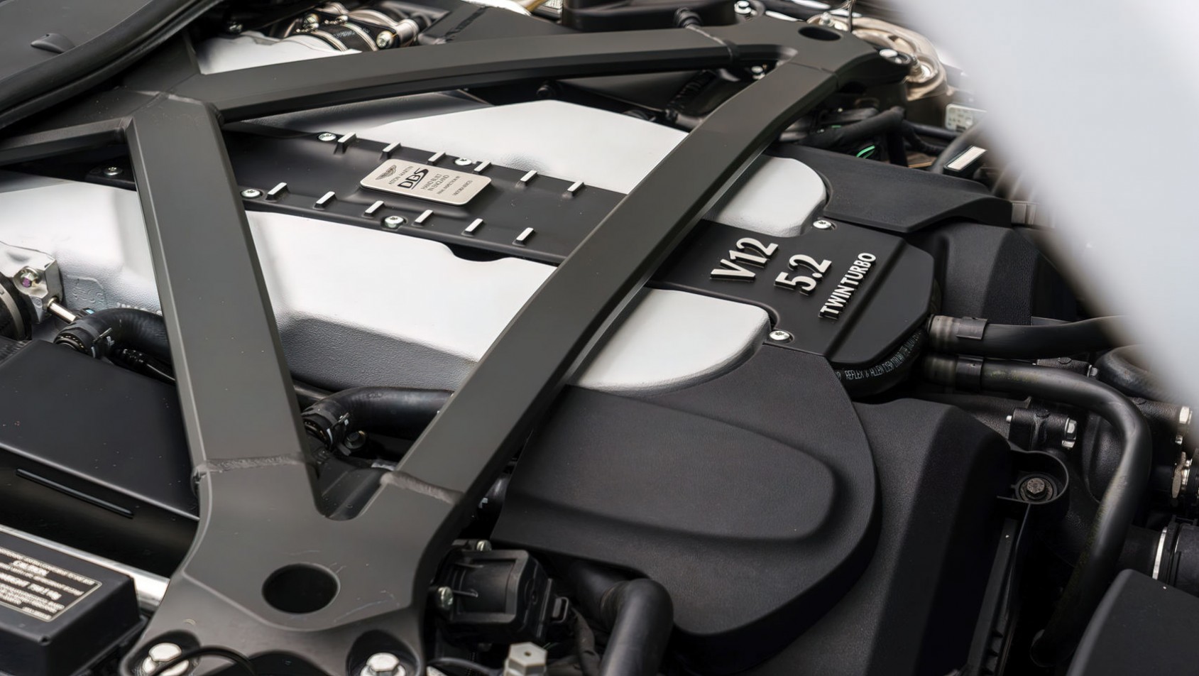 Aston Martin DBS silnik