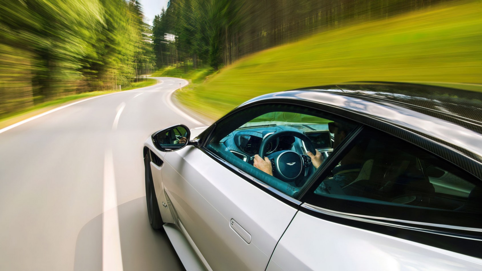 Aston Martin DBS podczas jazdy