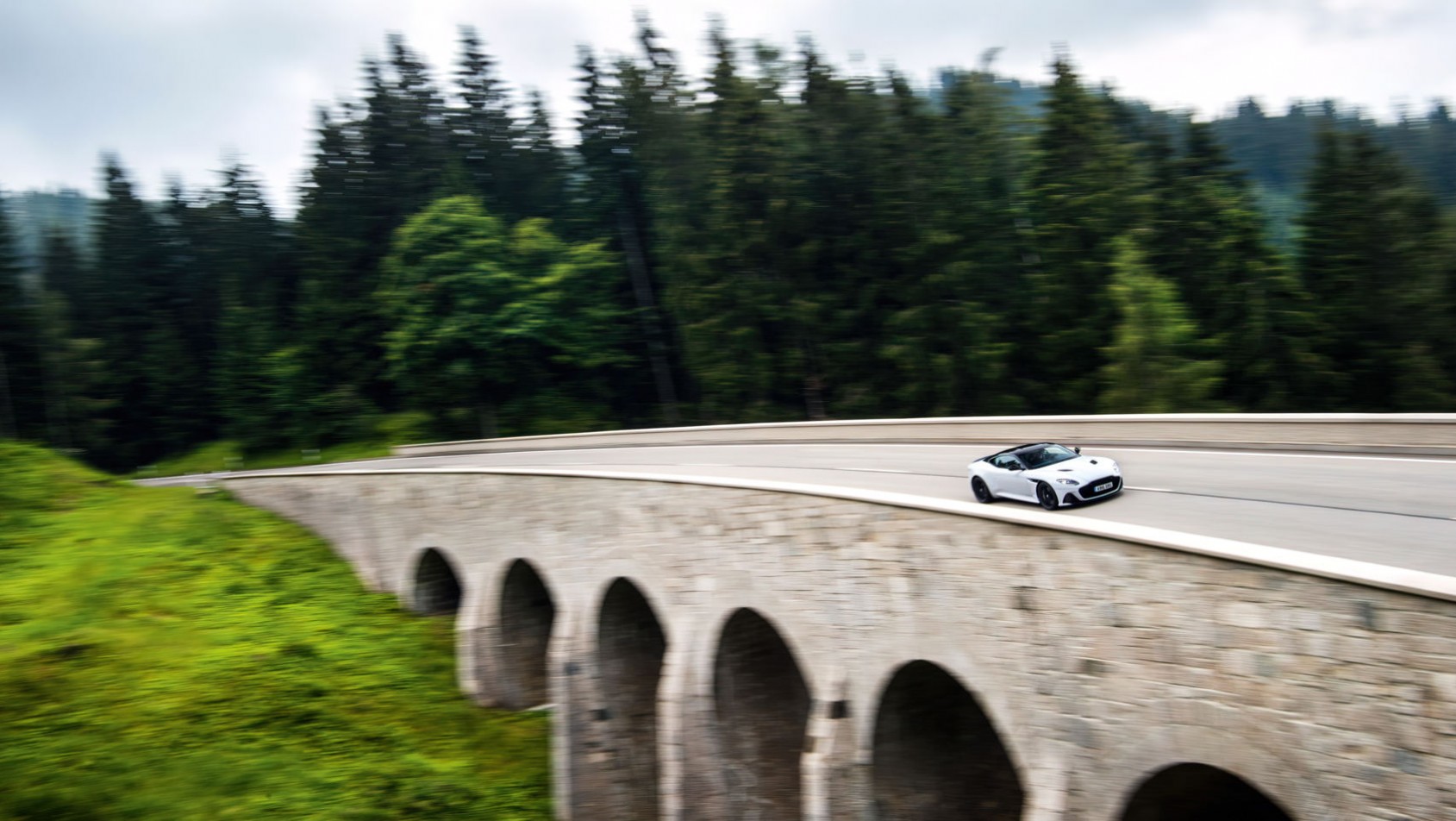 Aston Martin DBS na moście