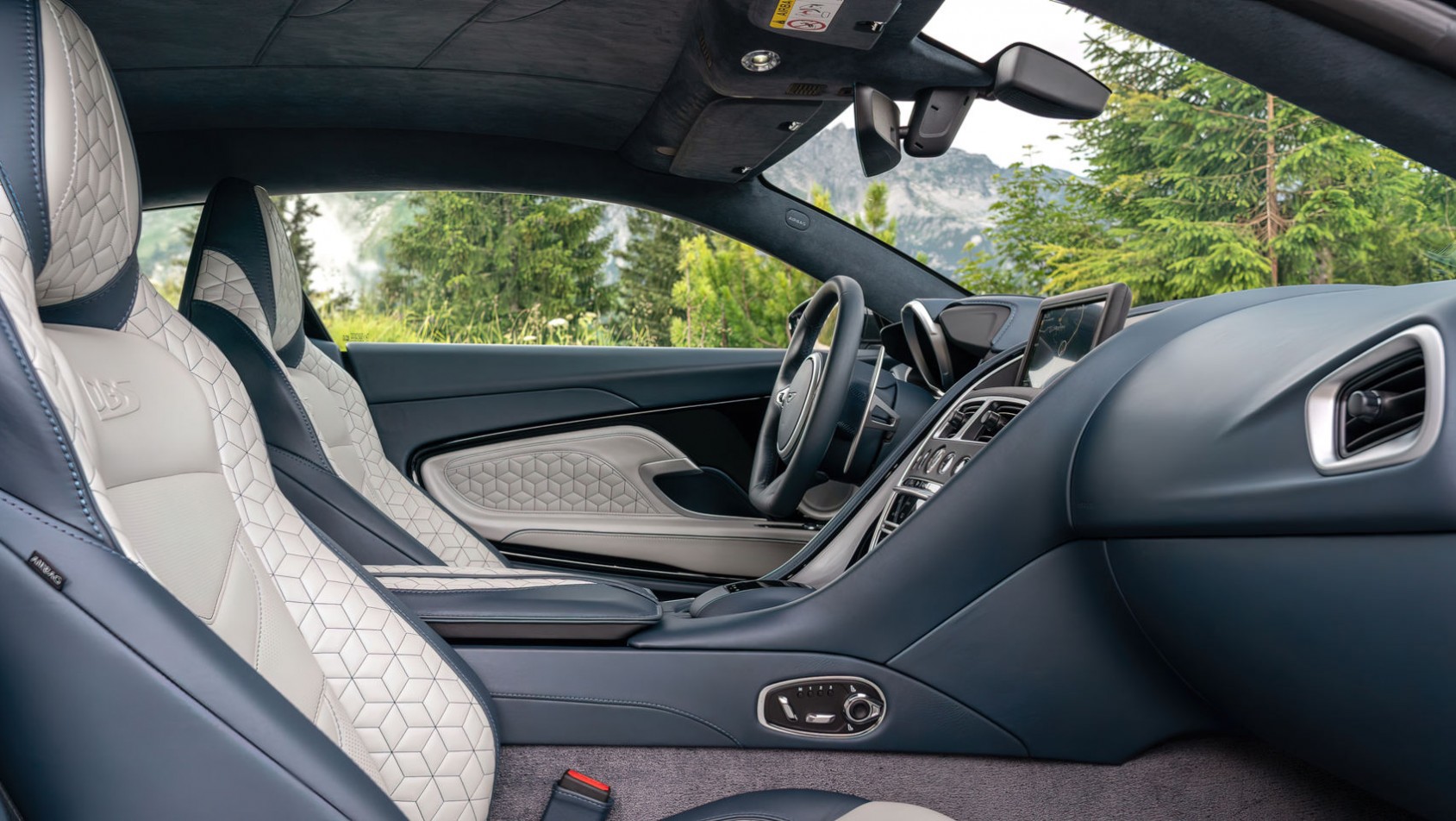 Aston Martin DBS wnętrze od strony pasażera