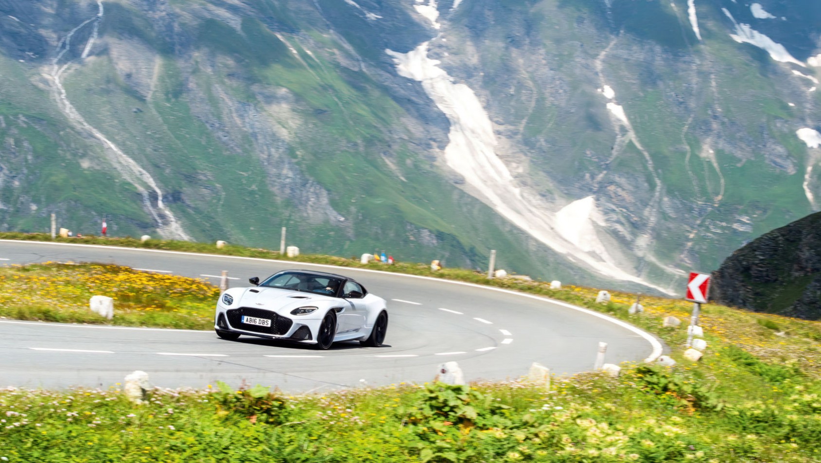 Aston Martin DBS za zakrętem