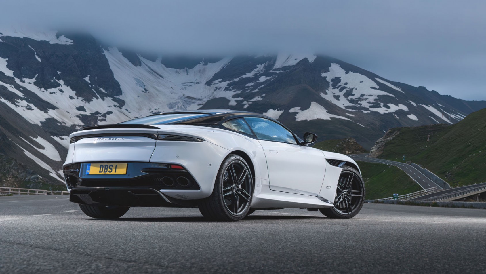 Aston Martin DBS na tle gór