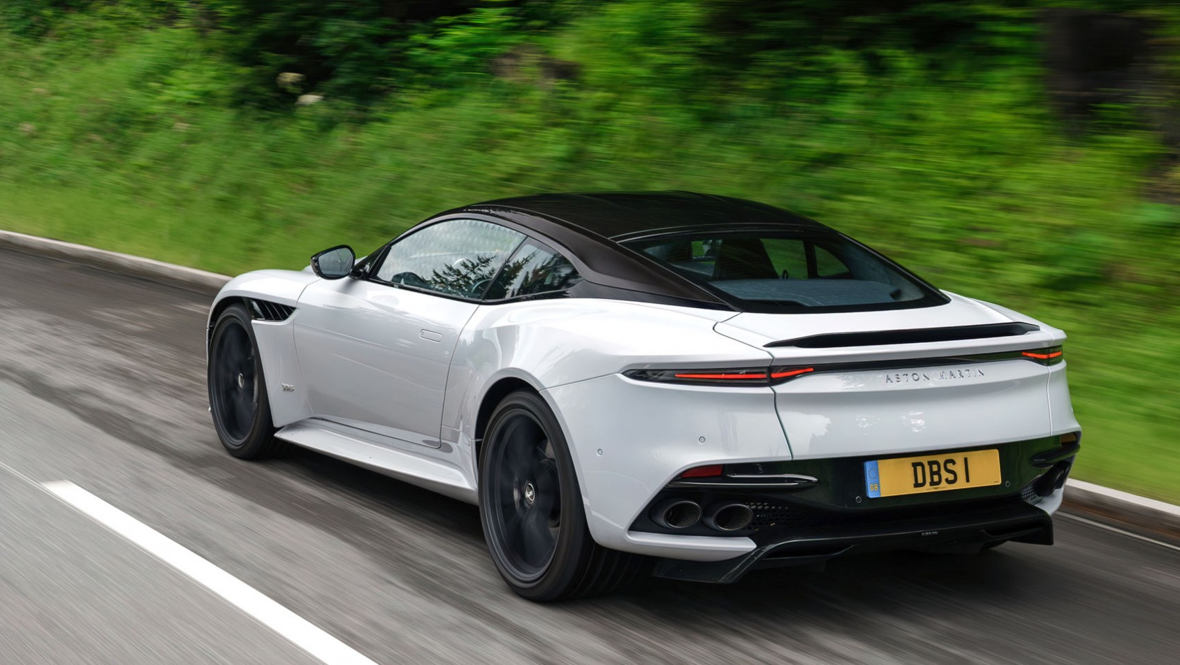 Aston Martin DBS sylwetka z tyłu
