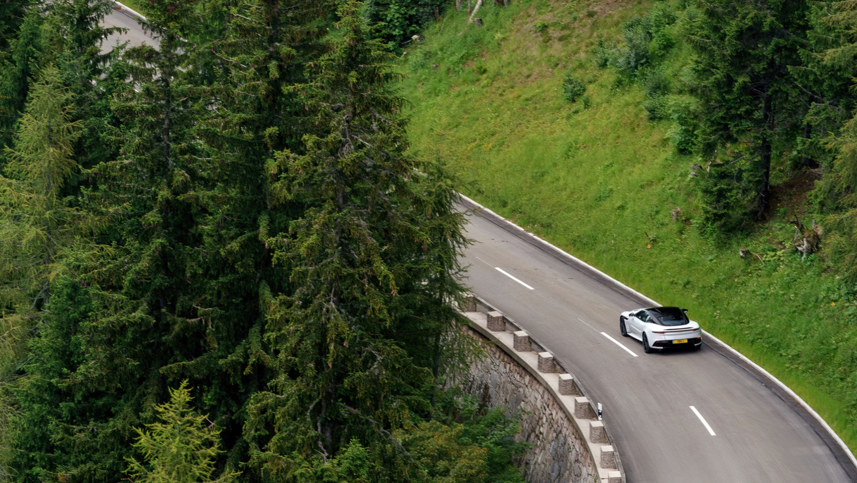 Aston Martin DBS z lotu ptaka na drodze