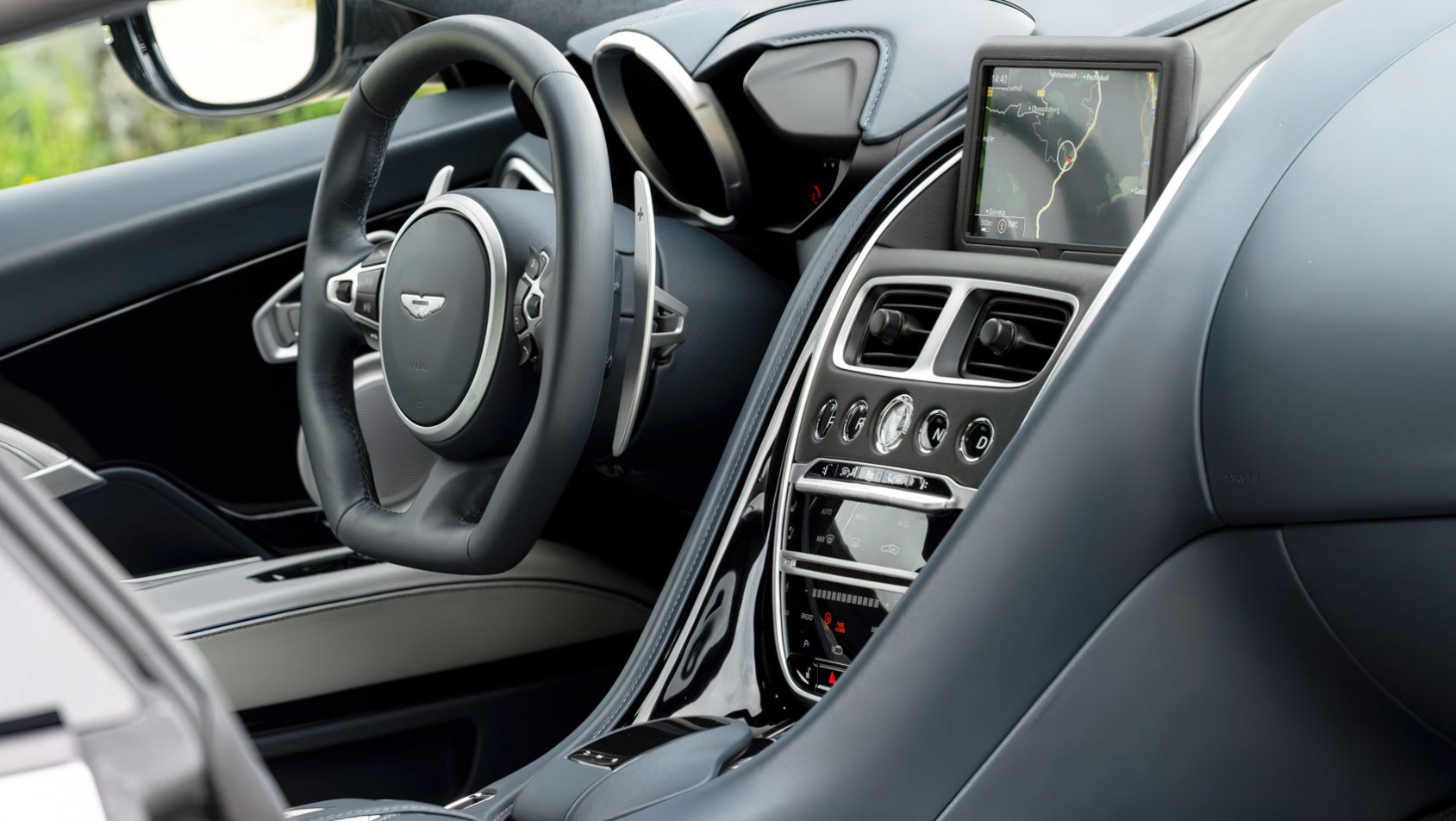 Aston Martin DBS wnętrze, kierownica