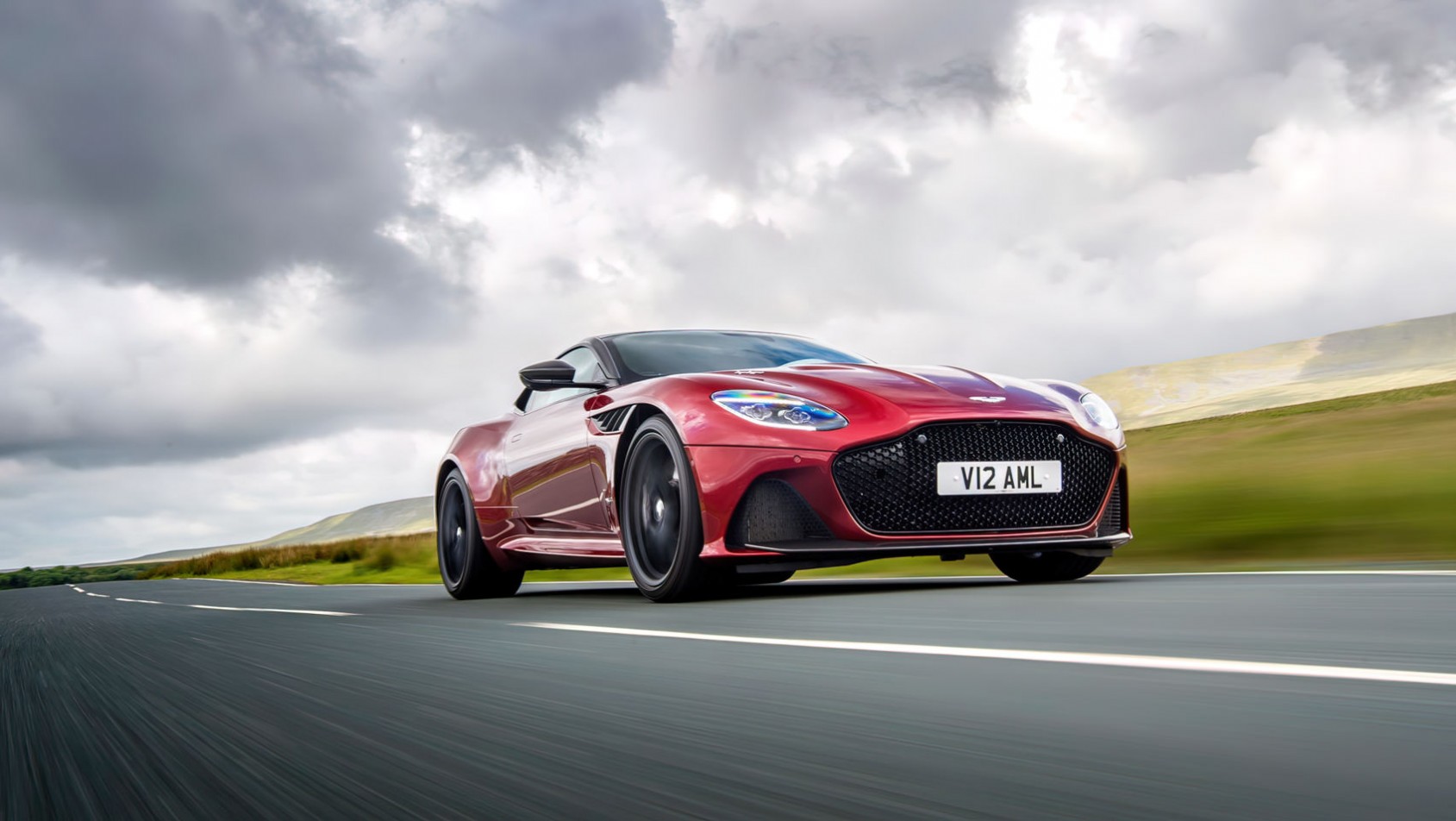 Aston Martin DBS sylwetka z przodu