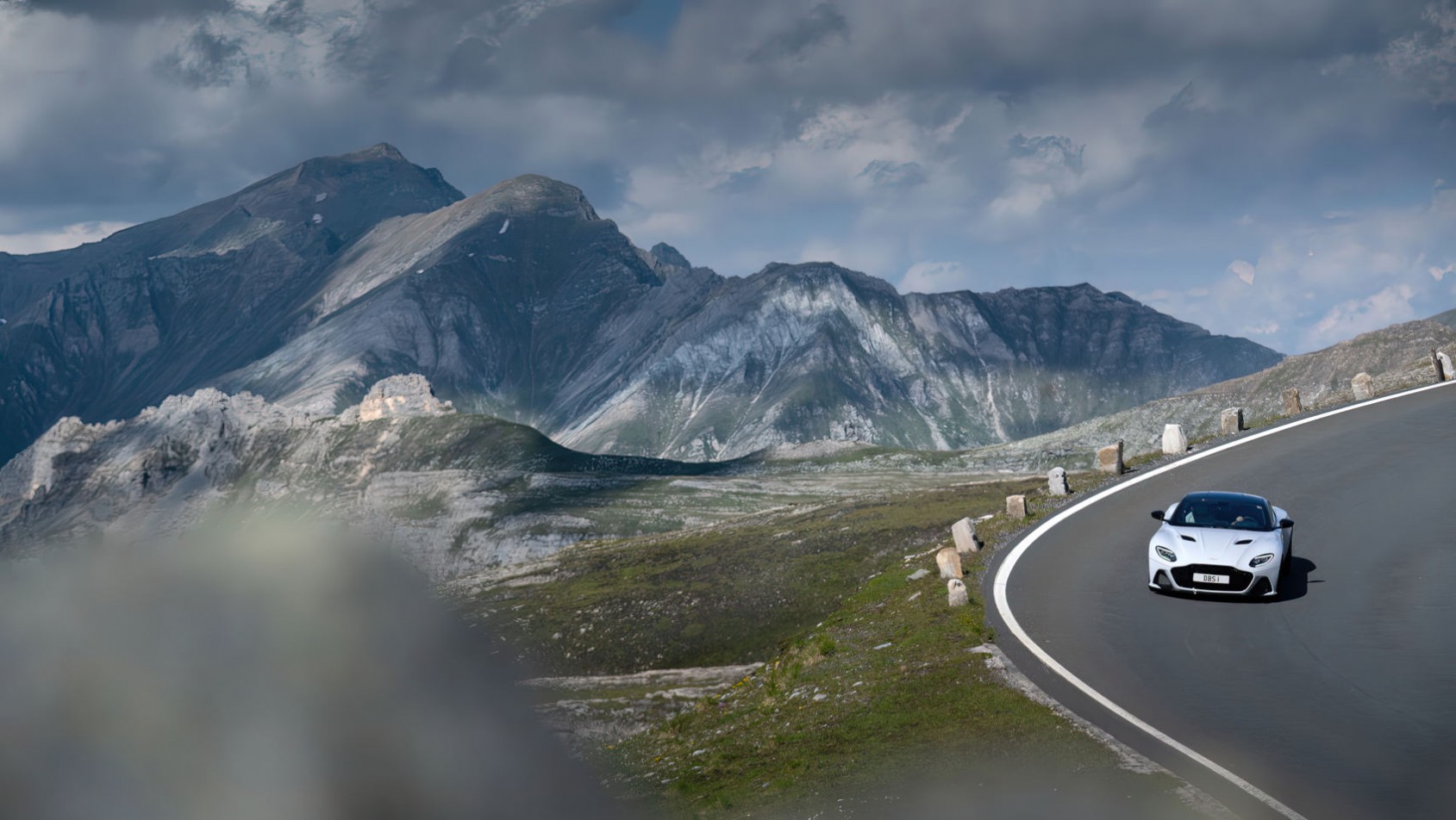 Aston Martin DBS na górskich serpentynach