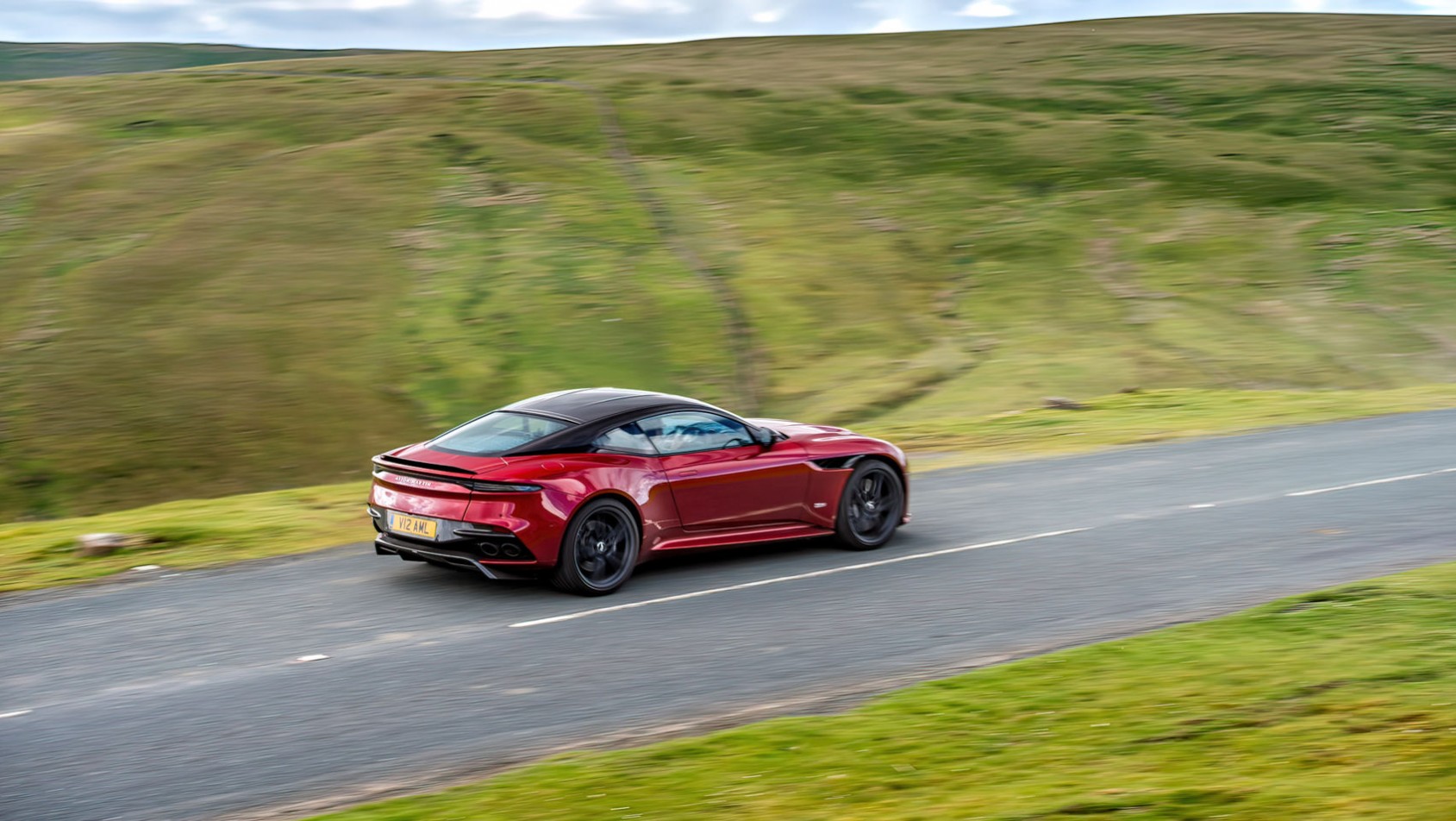 Aston Martin DBS z boku