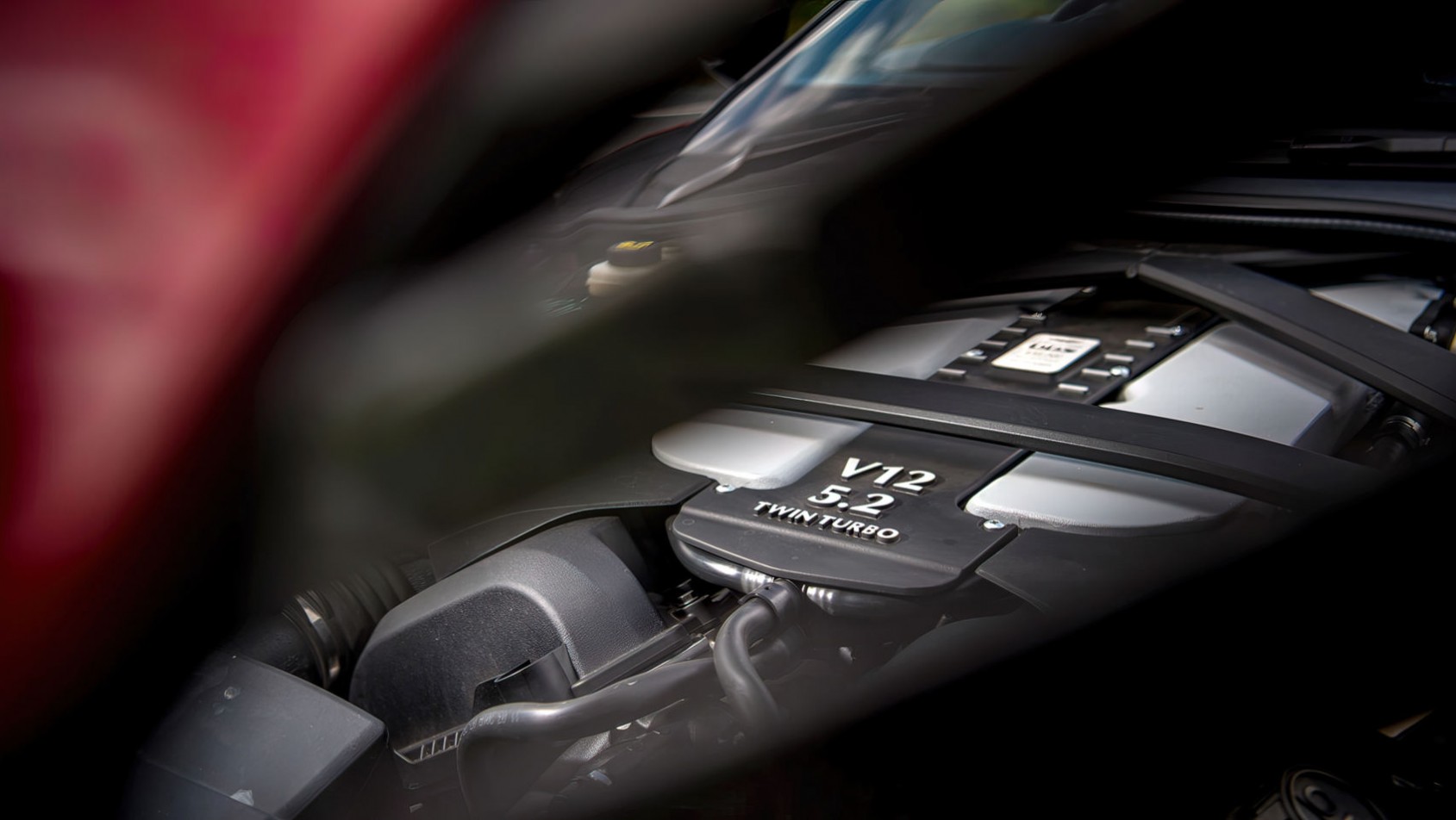 Aston Martin DBS silnik v12