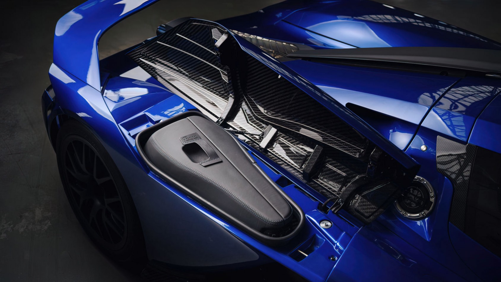 Praga Bohema walizki w nadkolach