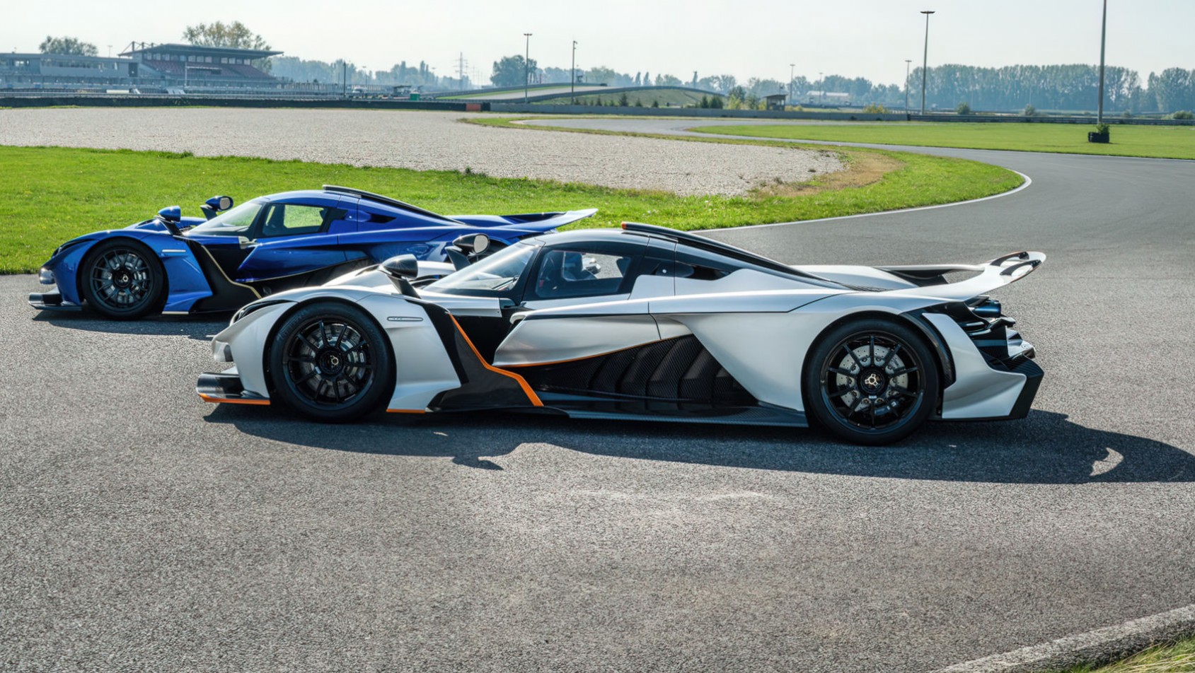 Praga Bohema dwie wersje z boku