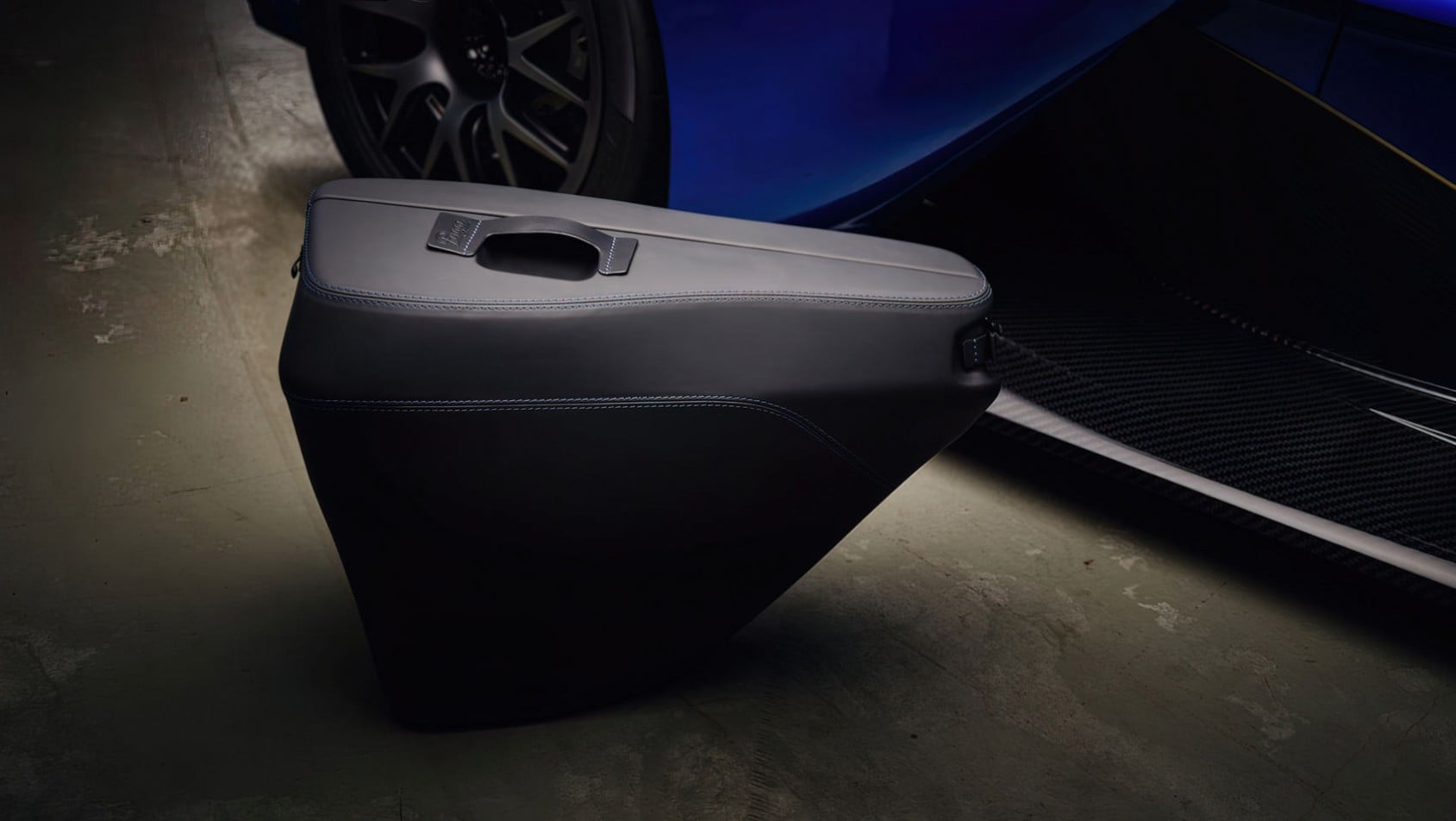 Praga Bohema walizka ze schowka w nadkolu