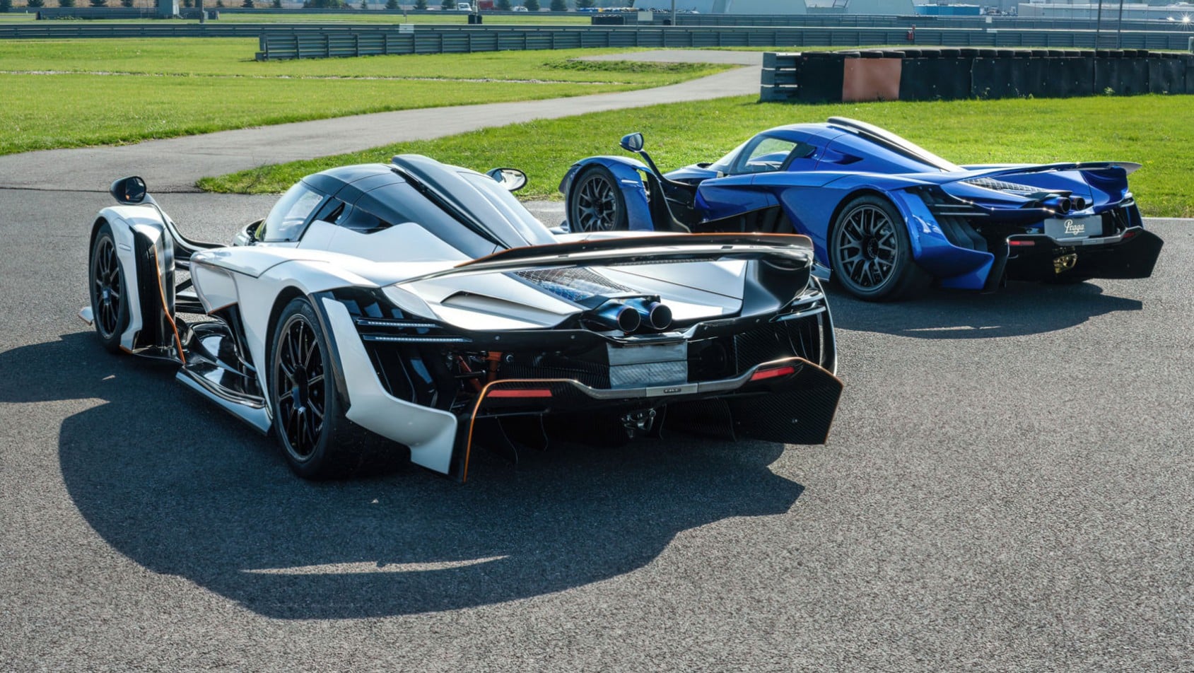 Praga Bohema dwie wersje z tyłu