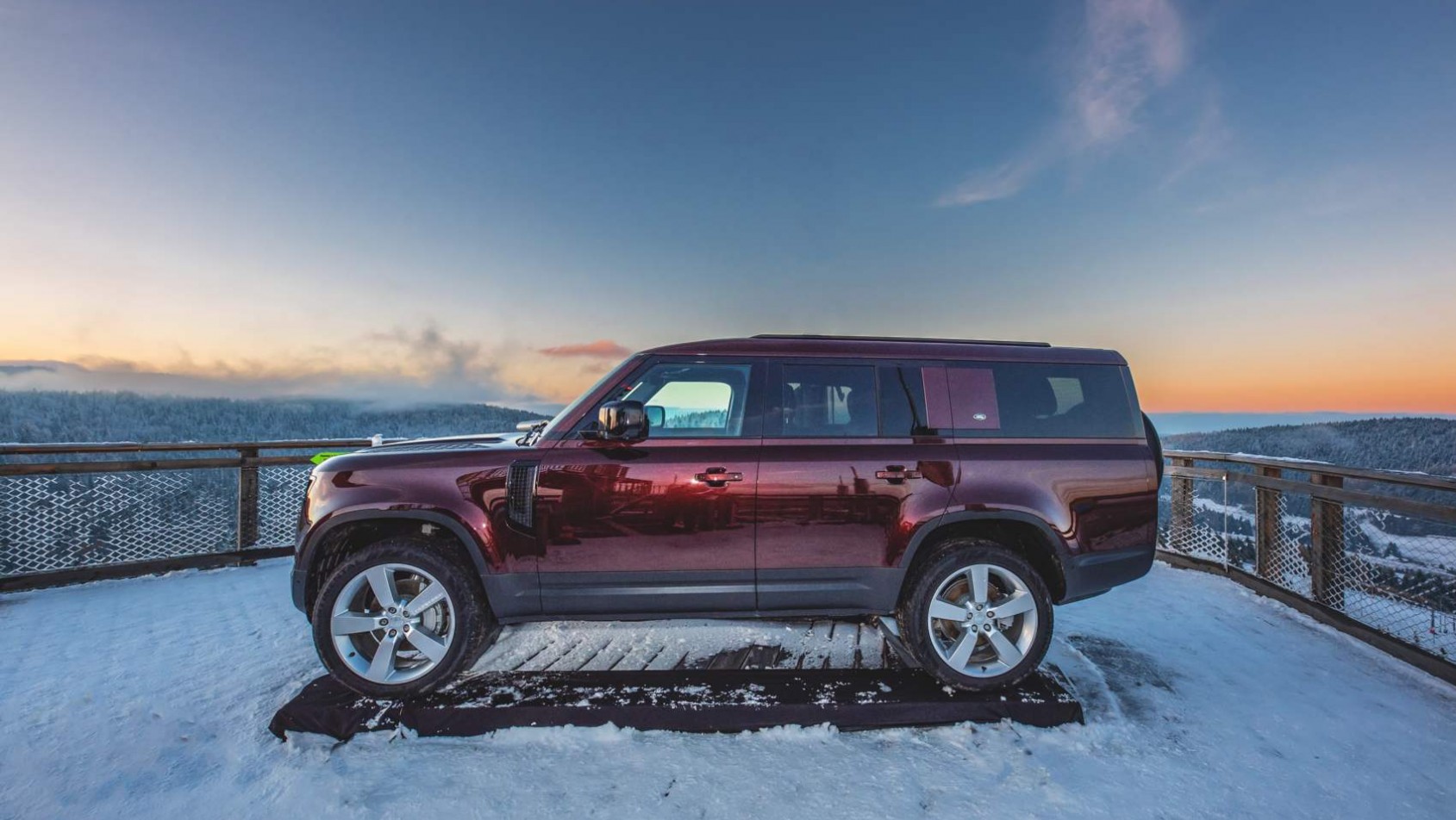 Land Rover Defender 130 na szczycie wieży widokowej