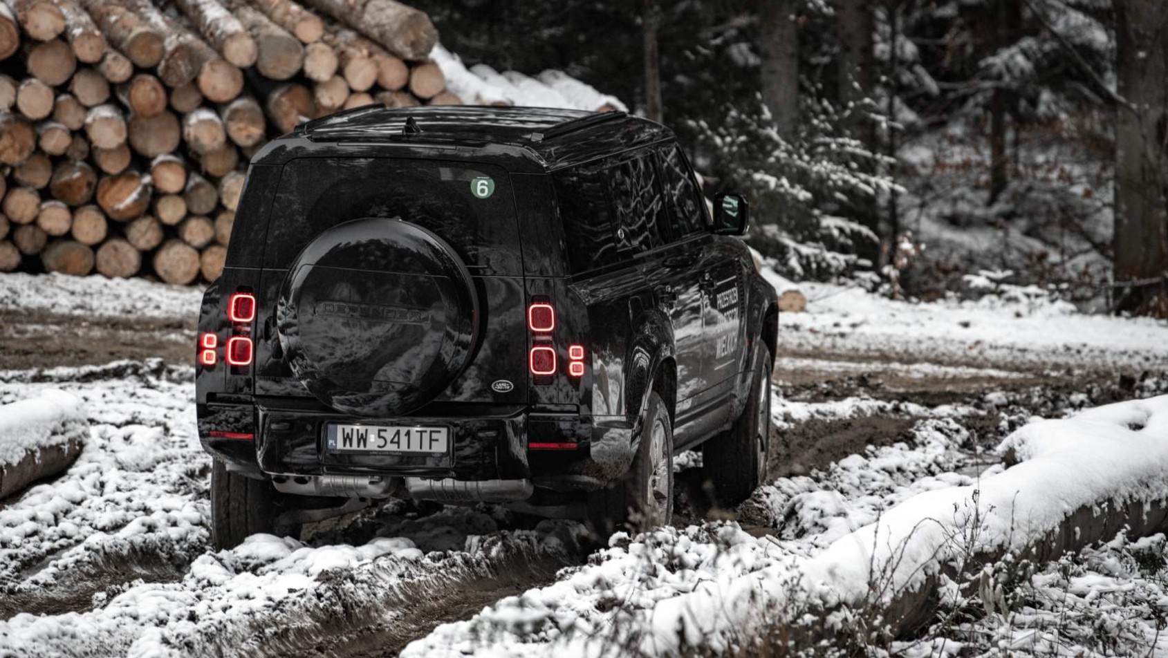 Land Rover Defender 130 w zimowej scenerii