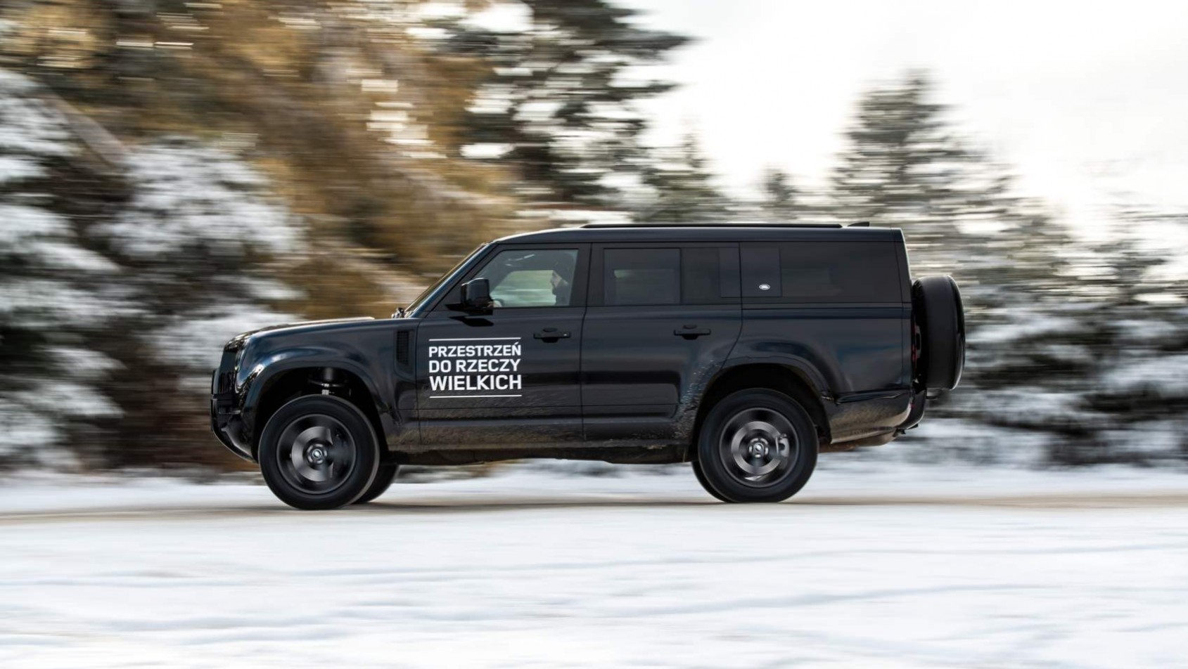 Land Rover Defender 130 - dynamiczne ujęcie