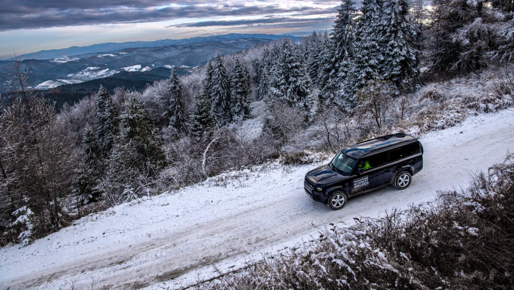 Land Rover Defender 130 - ujęcie z drona