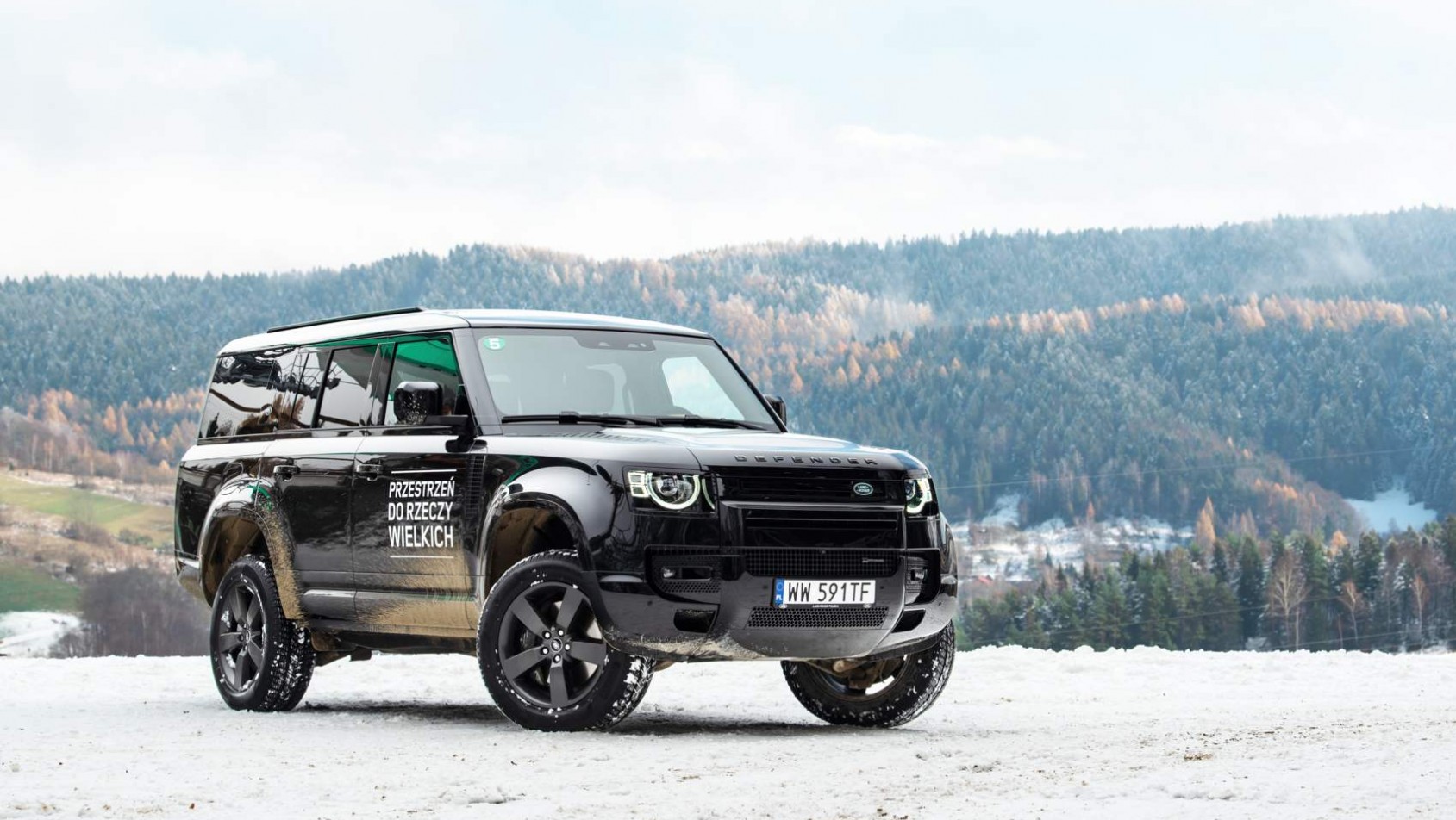 Land Rover Defender 130 na śniegu